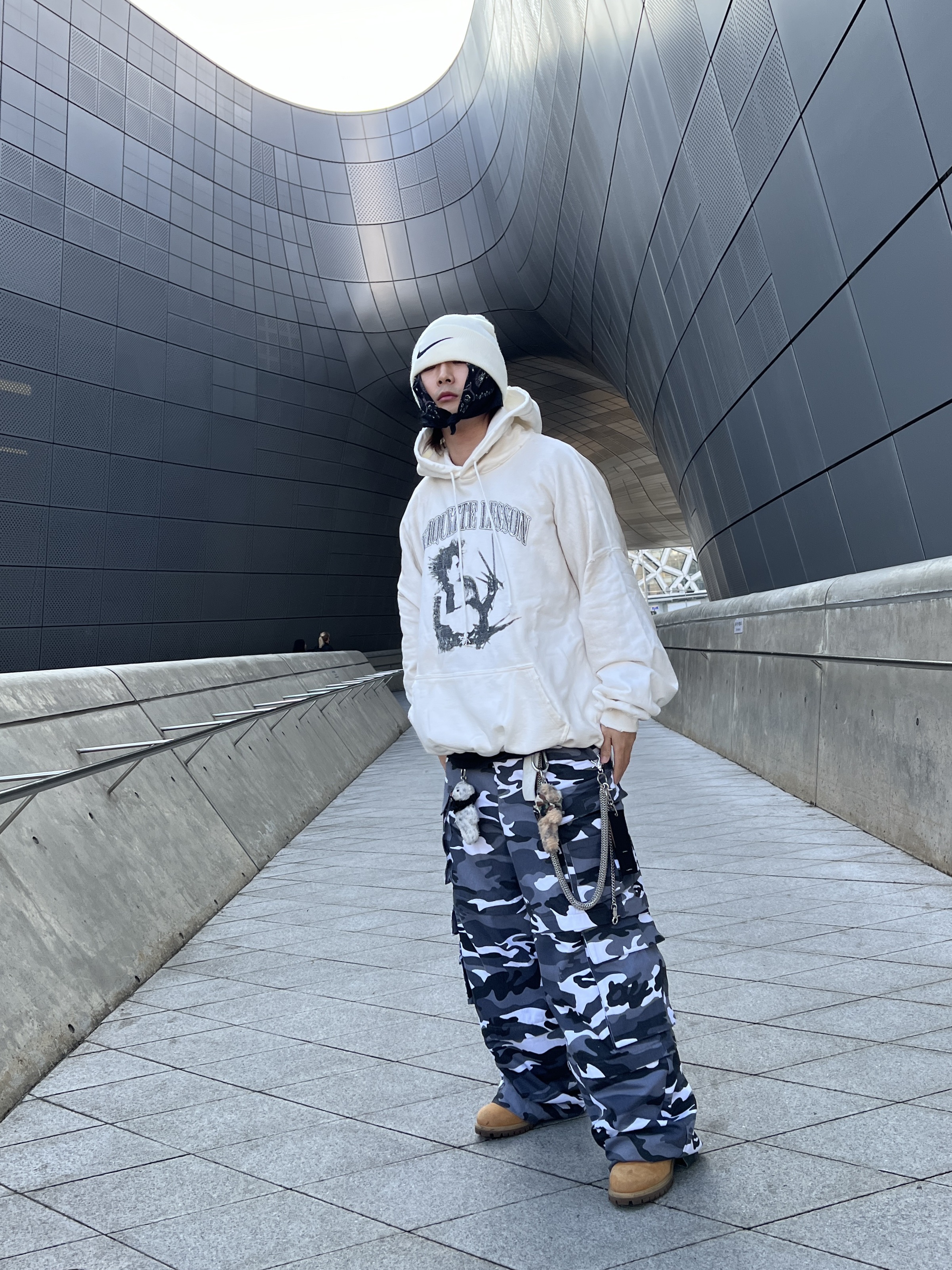 Project G/R x Atmos Etiquette Lesson Vintage Washed Hoodie White, Project G/R Oversized Convertible Cargo Pants City Camo 착용 스타일 - 1