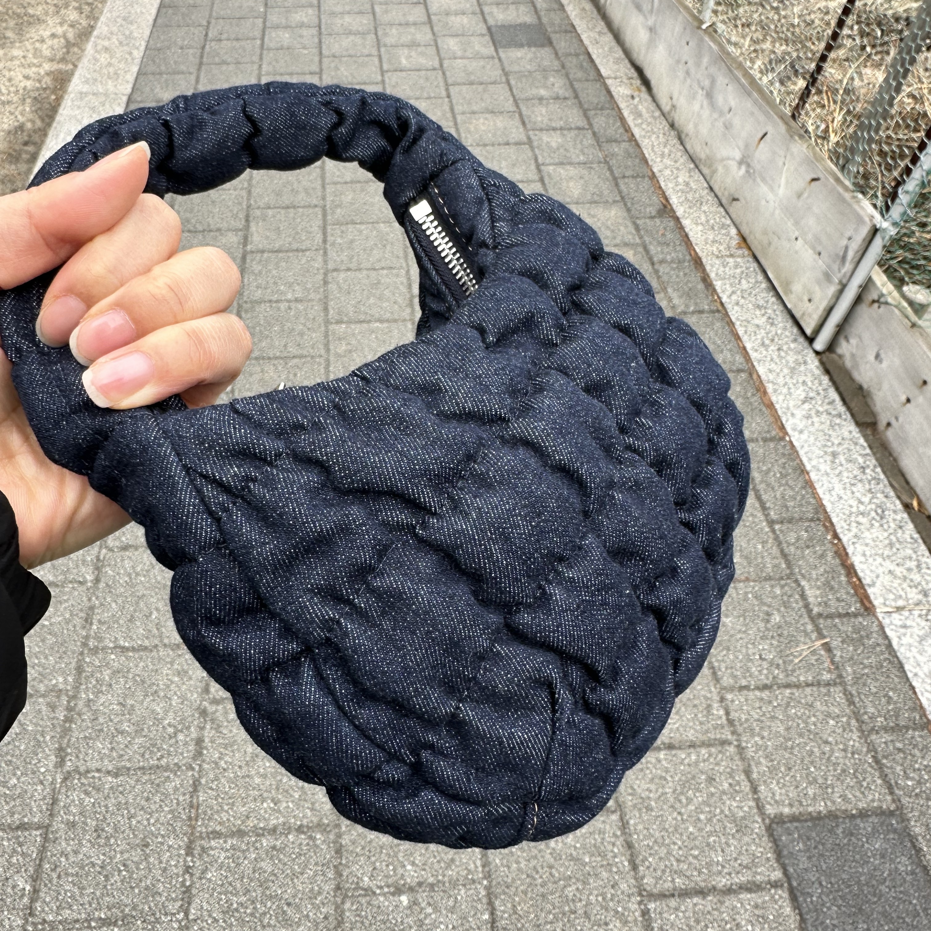 COS Quilted Micro Bag Dark Blue Denim 착용 스타일