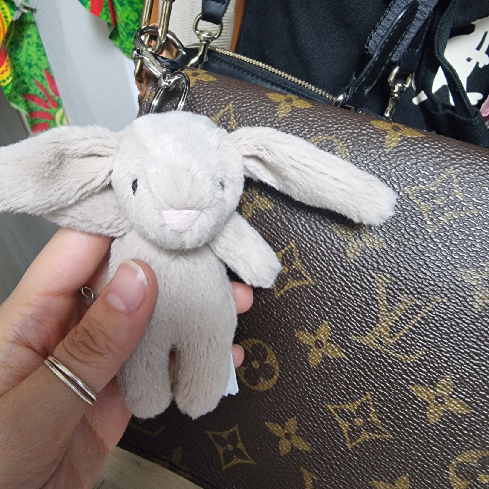 Jellycat Bashful Bunny Bag Charm Beige 착용 스타일