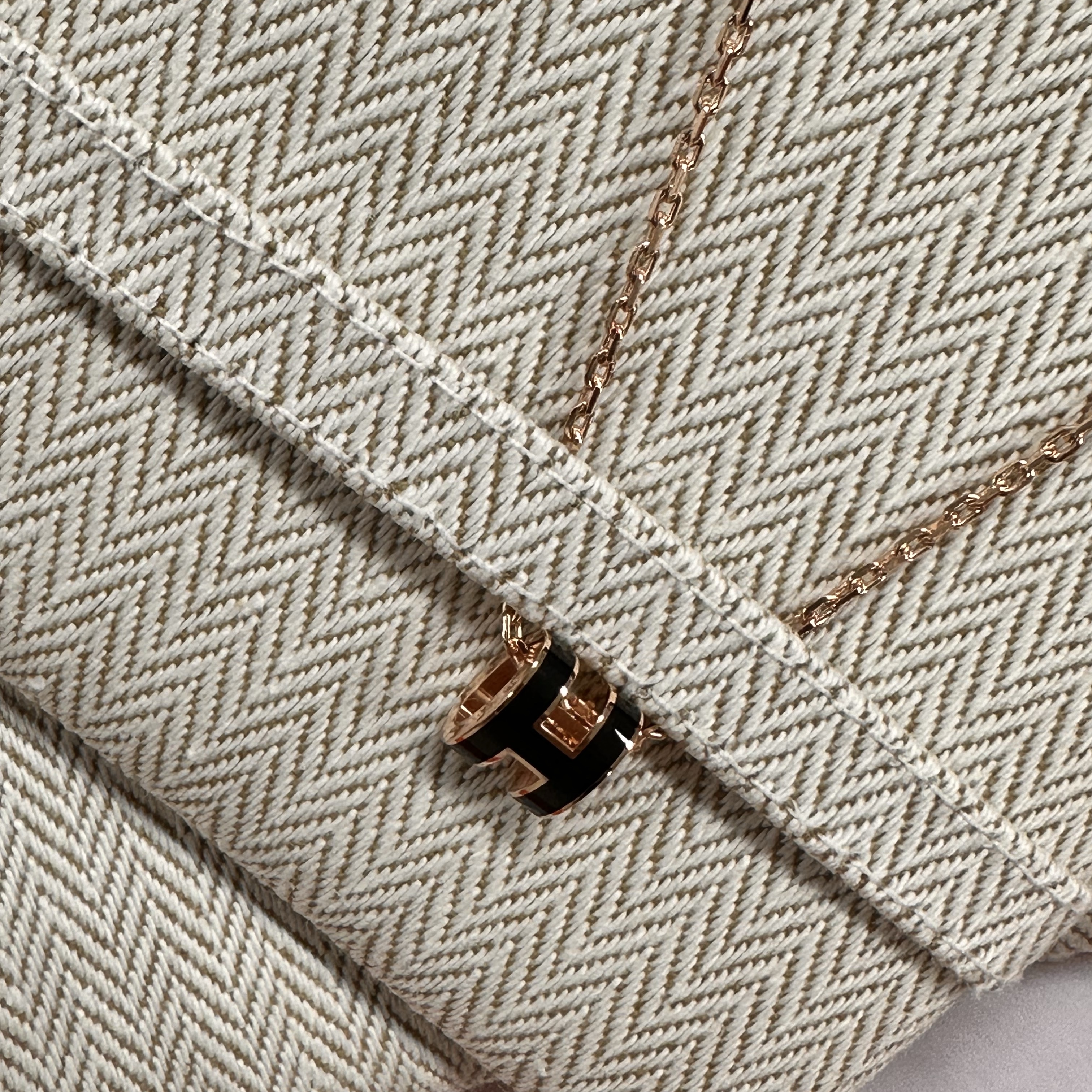 (W) Hermes Mini Pop H Pendant Rose Gold & Noir 착용 스타일