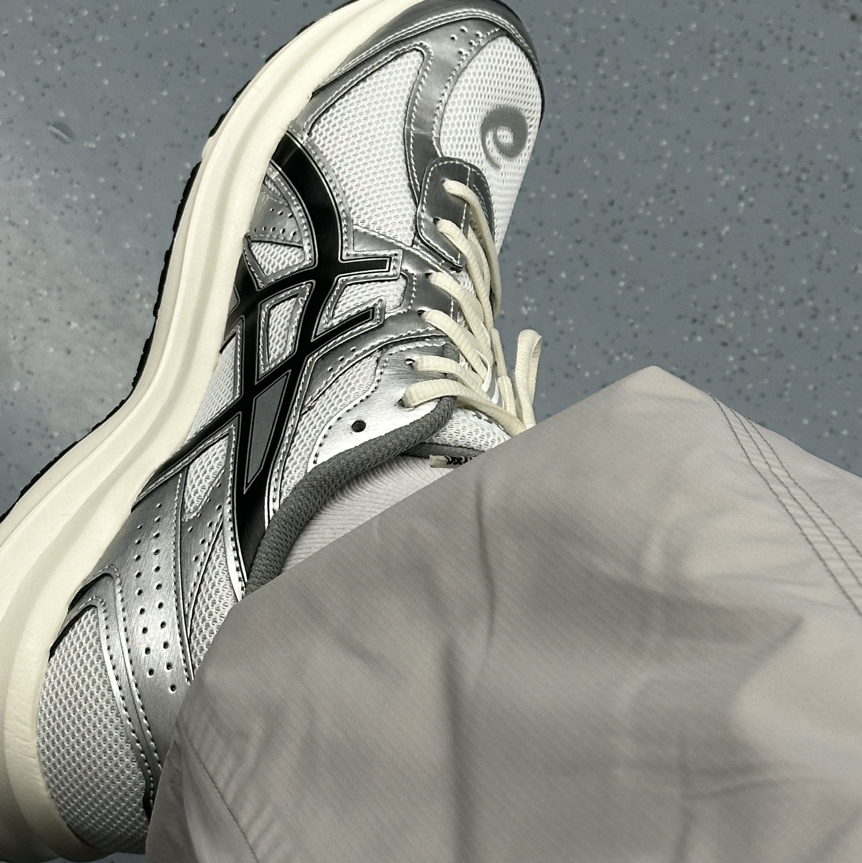 Asics Jog 100 S White Black - 2E Wide 착용 스타일