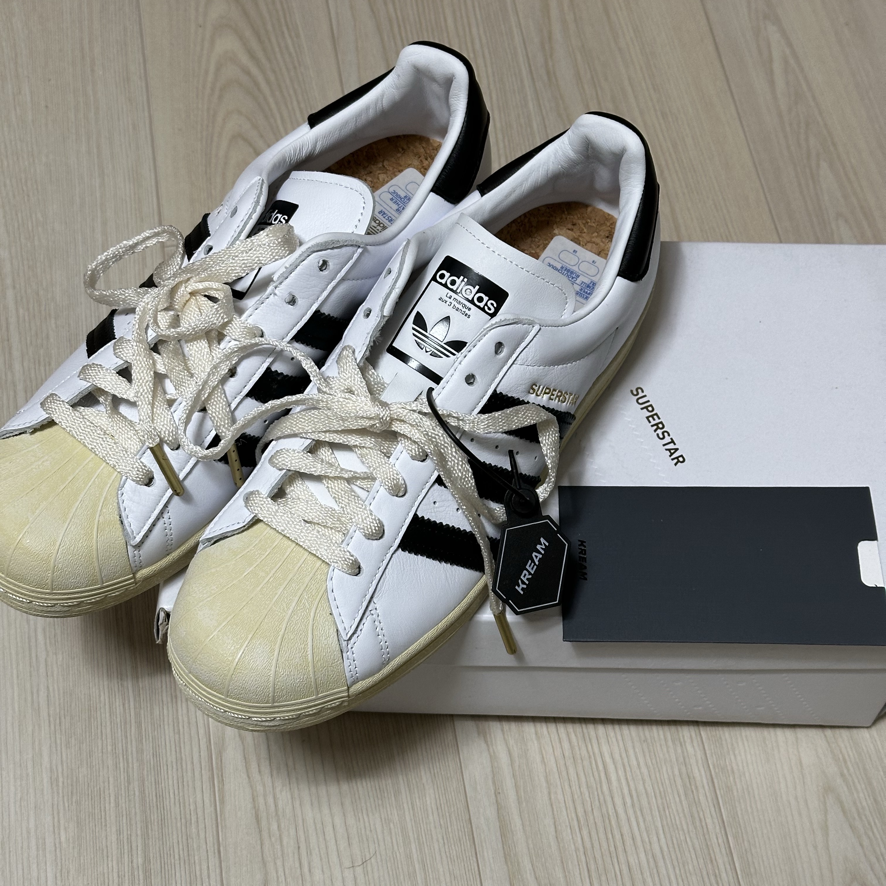 Adidas Superstar Premium White Black 착용 스타일 - 2