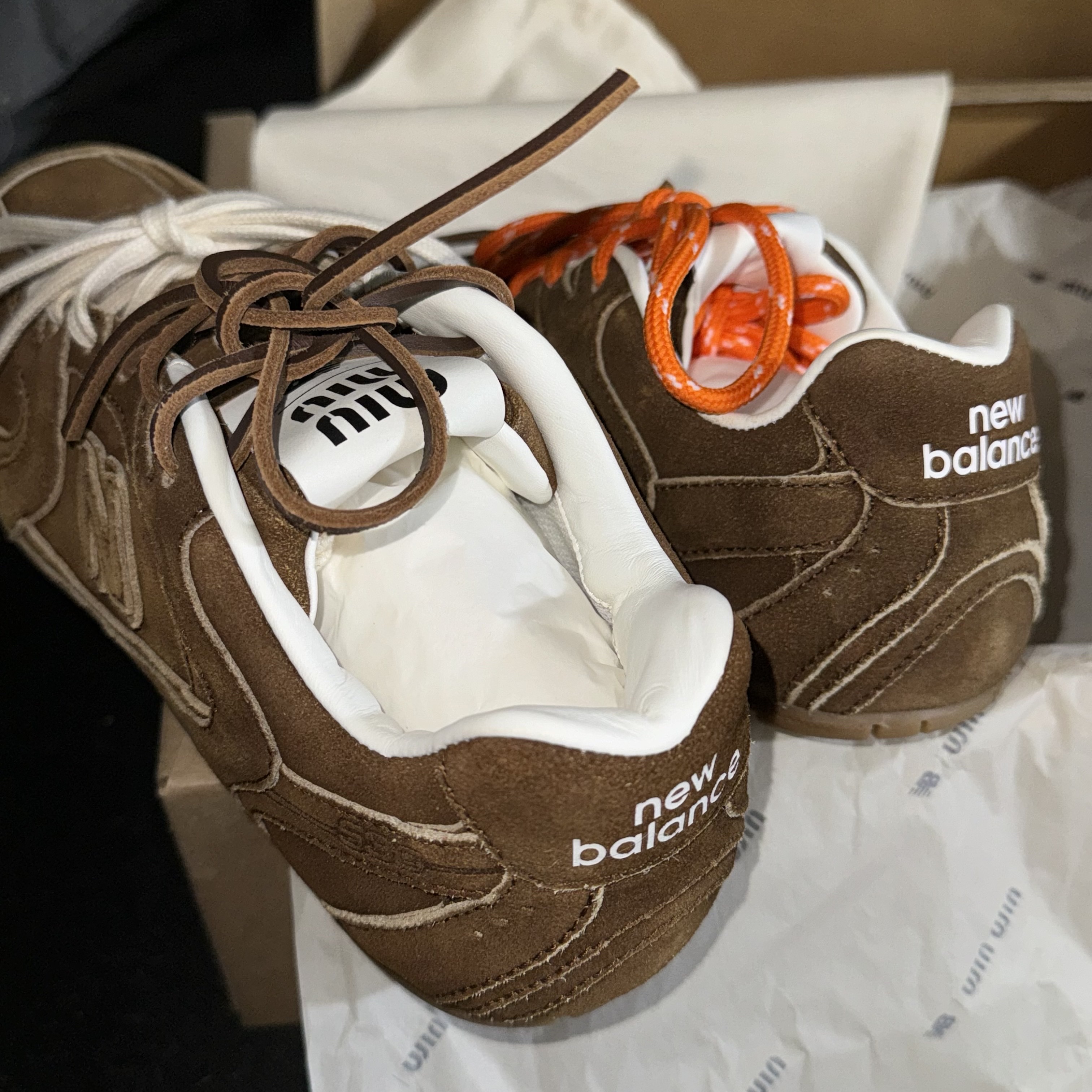 (W) New Balance x Miu Miu 530 Suede Mesh Sneakers Cinnamon, (W) New Balance x Miu Miu 530 Suede Mesh Sneakers Ecru 착용 스타일 - 3
