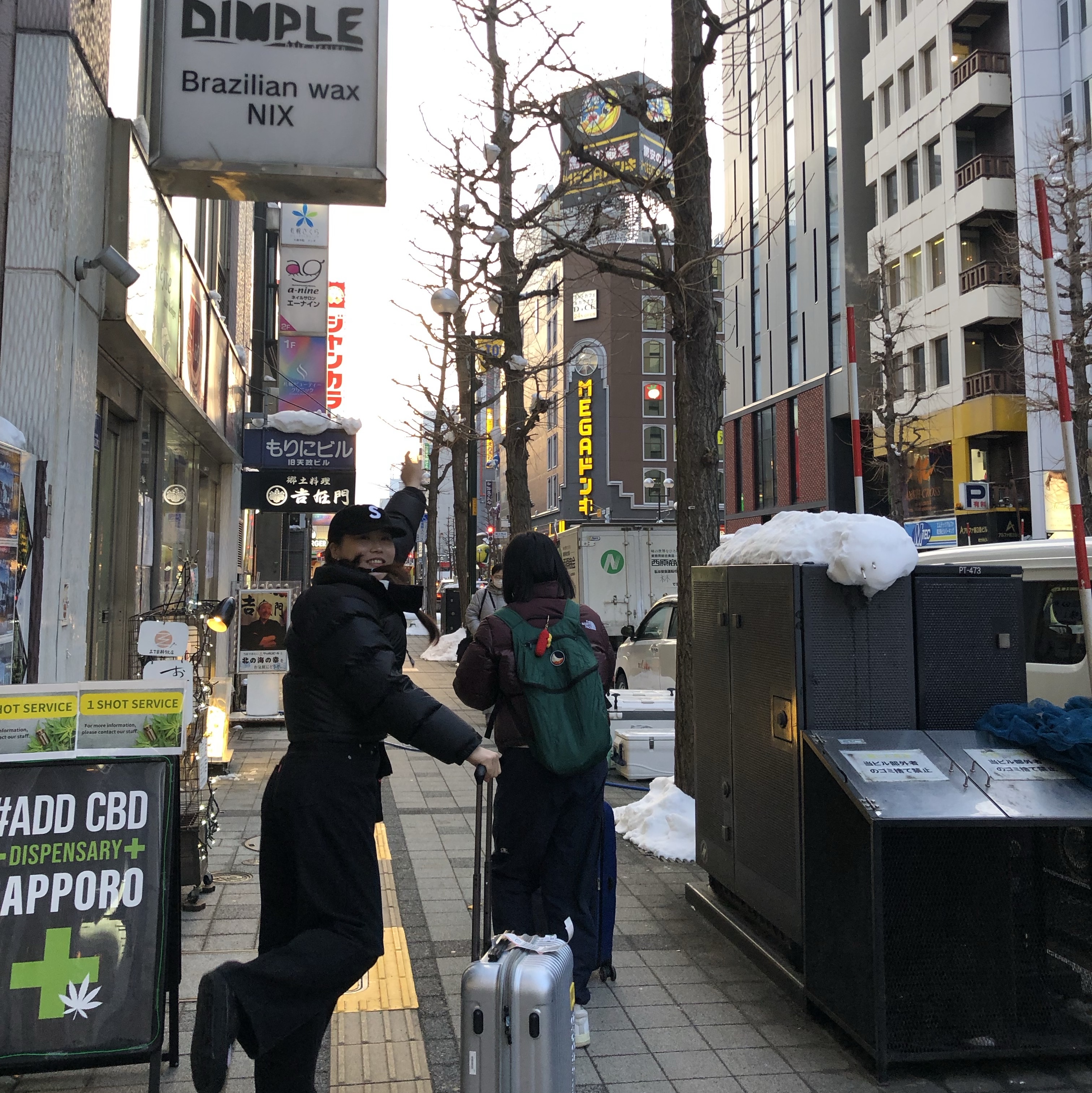 Supreme Field Side Bag Black - 23SS, The North Face Nuptse Mule Black 착용 스타일 - 3