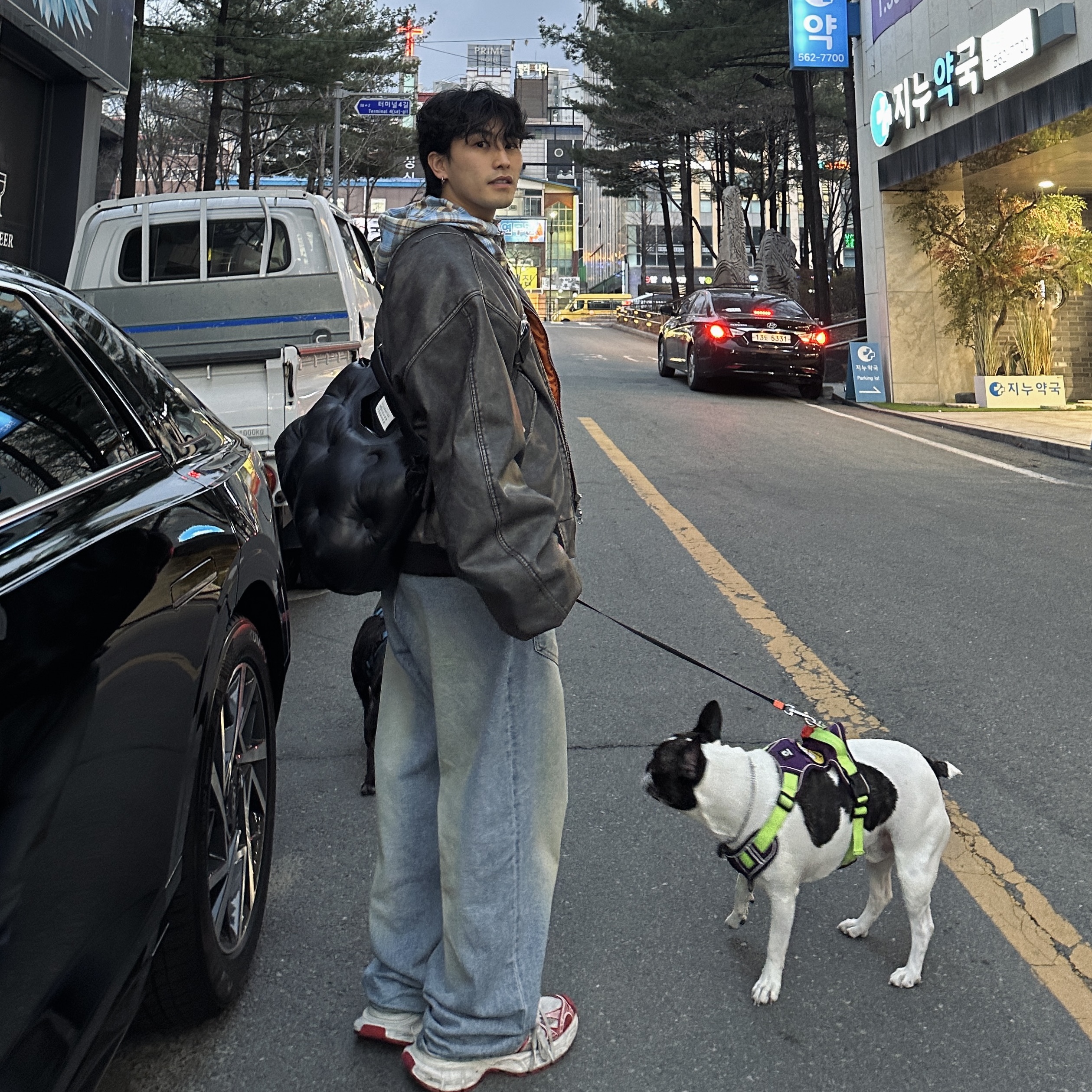 Maison Margiela Glam Slam Classique Medium Bag Black, Balenciaga 3XL Sneakers White Red 착용 스타일