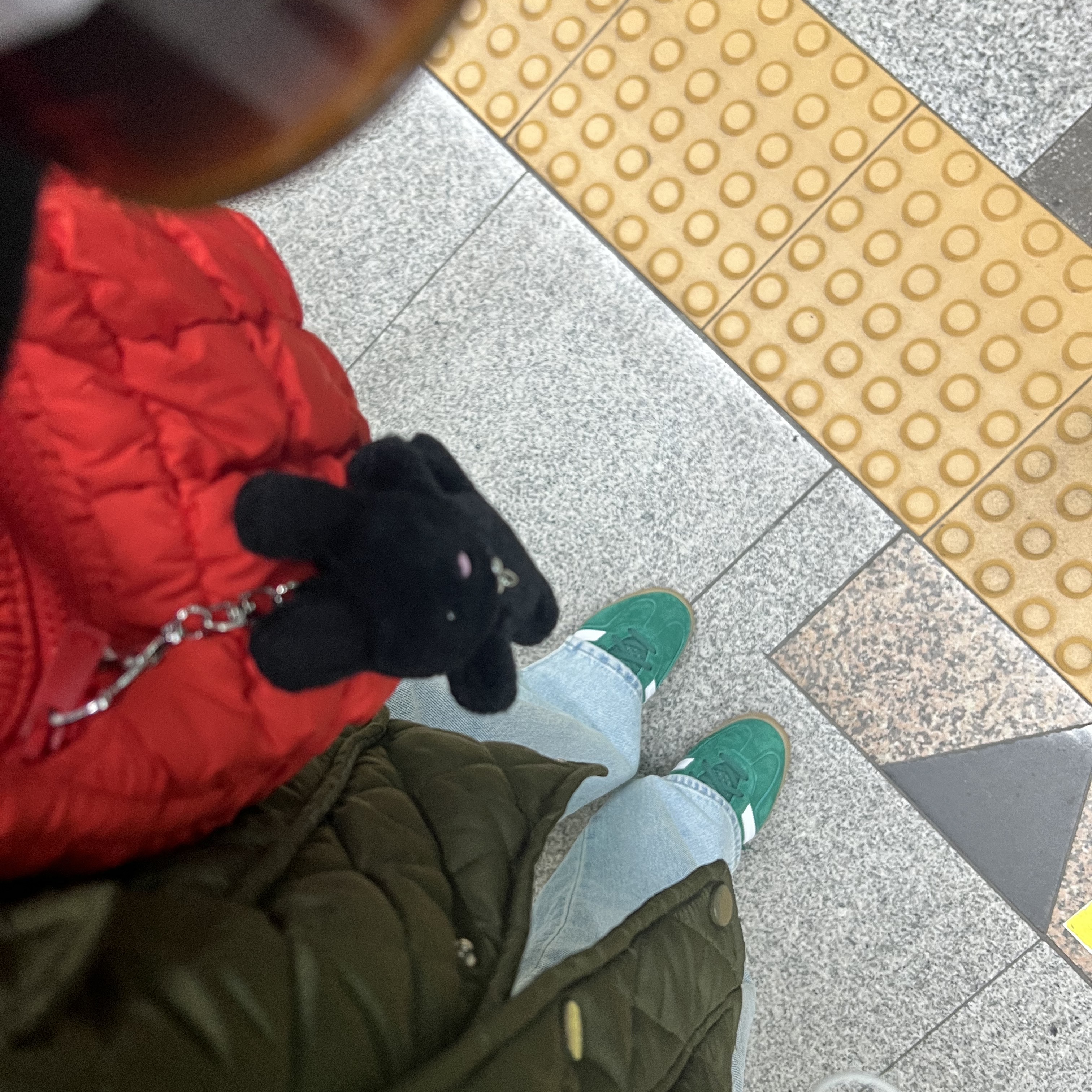 COS Quilted Micro Bag Red 착용 스타일 - 3