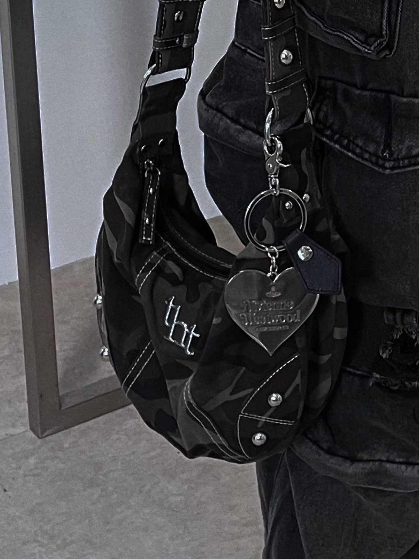 Threetimes Johnny Bag Camo, Vivienne Westwood Jordan Mirror Heart Orb Keyring Navy 착용 스타일 - 3