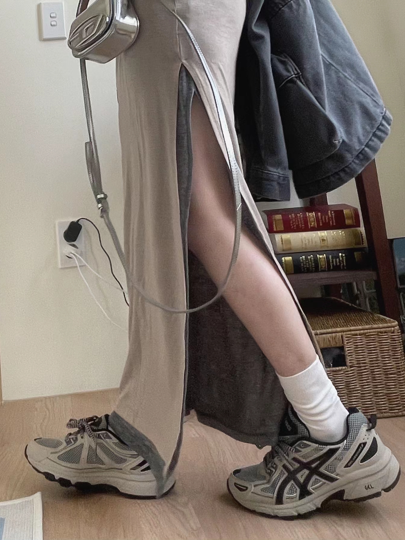 Asics Gel-Venture 6 Feather Grey Black, Diesel 1DR Mini Bag in Mirrored Leather Silver 착용 스타일 - 2