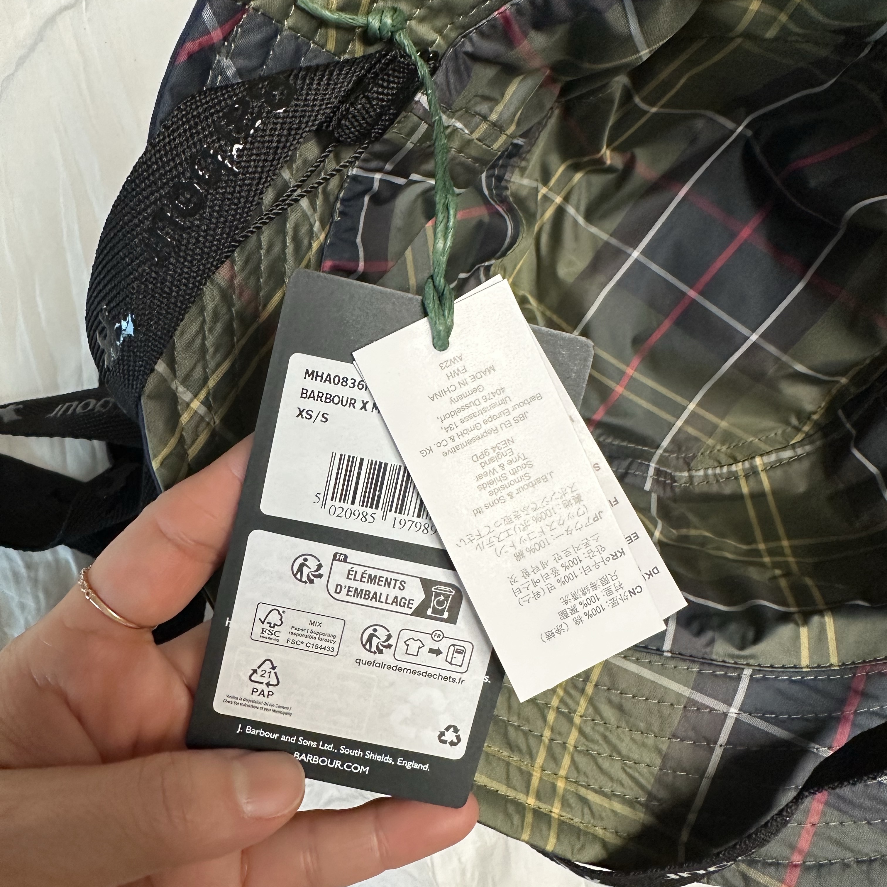 Barbour x Maison Kitsune Reversible Bucket Hat Black Melange 착용 스타일 - 2