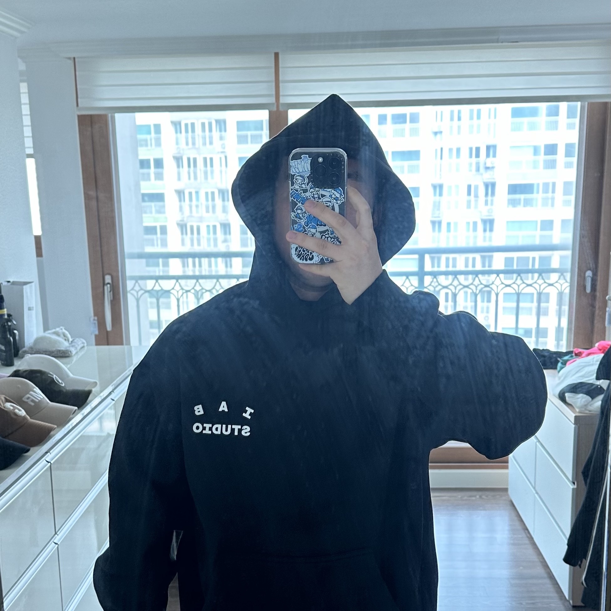 IAB Studio Hoodie Black 착용 스타일 - 2