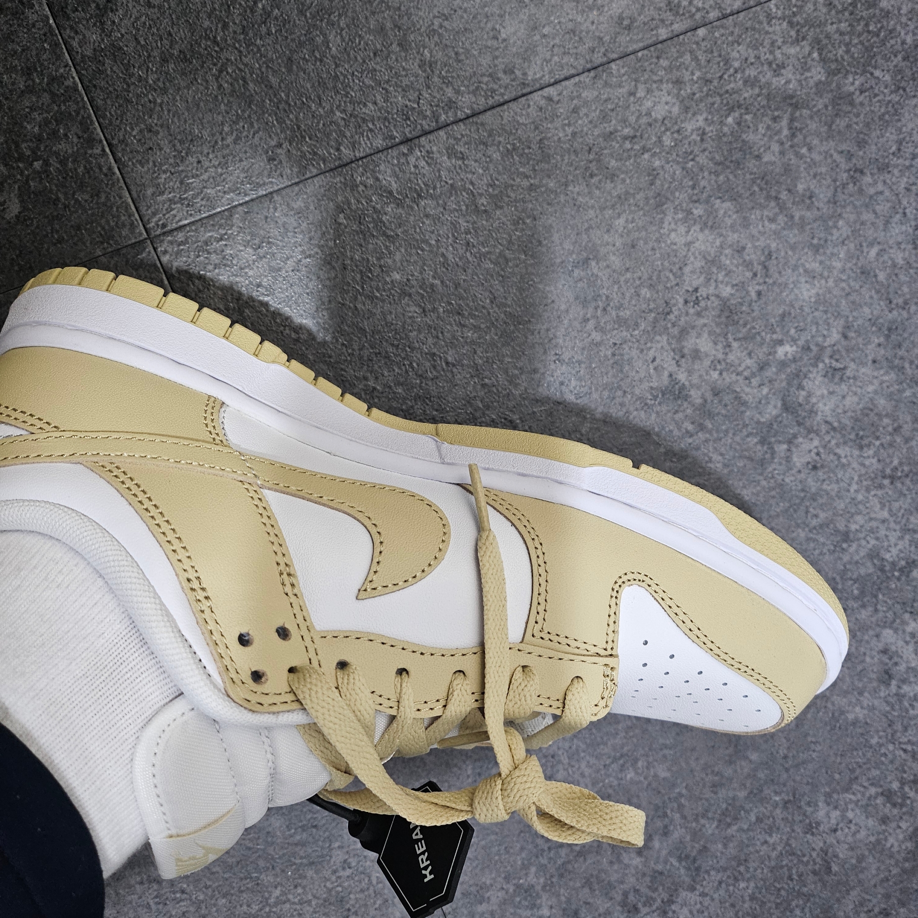 Nike Dunk Low Team Gold and White 착용 스타일