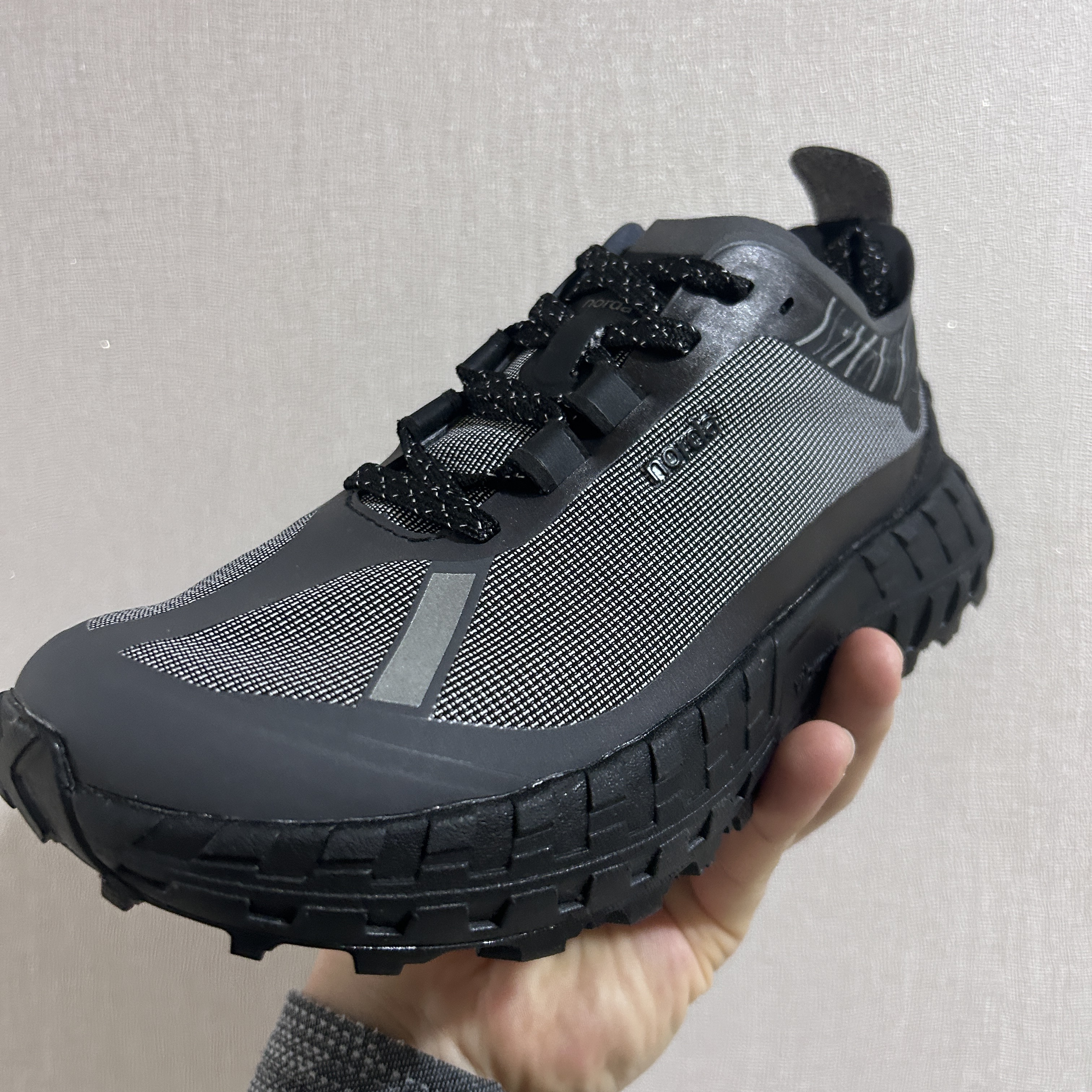 (W) Norda 001 G+ Spike Black 착용 스타일 - 1
