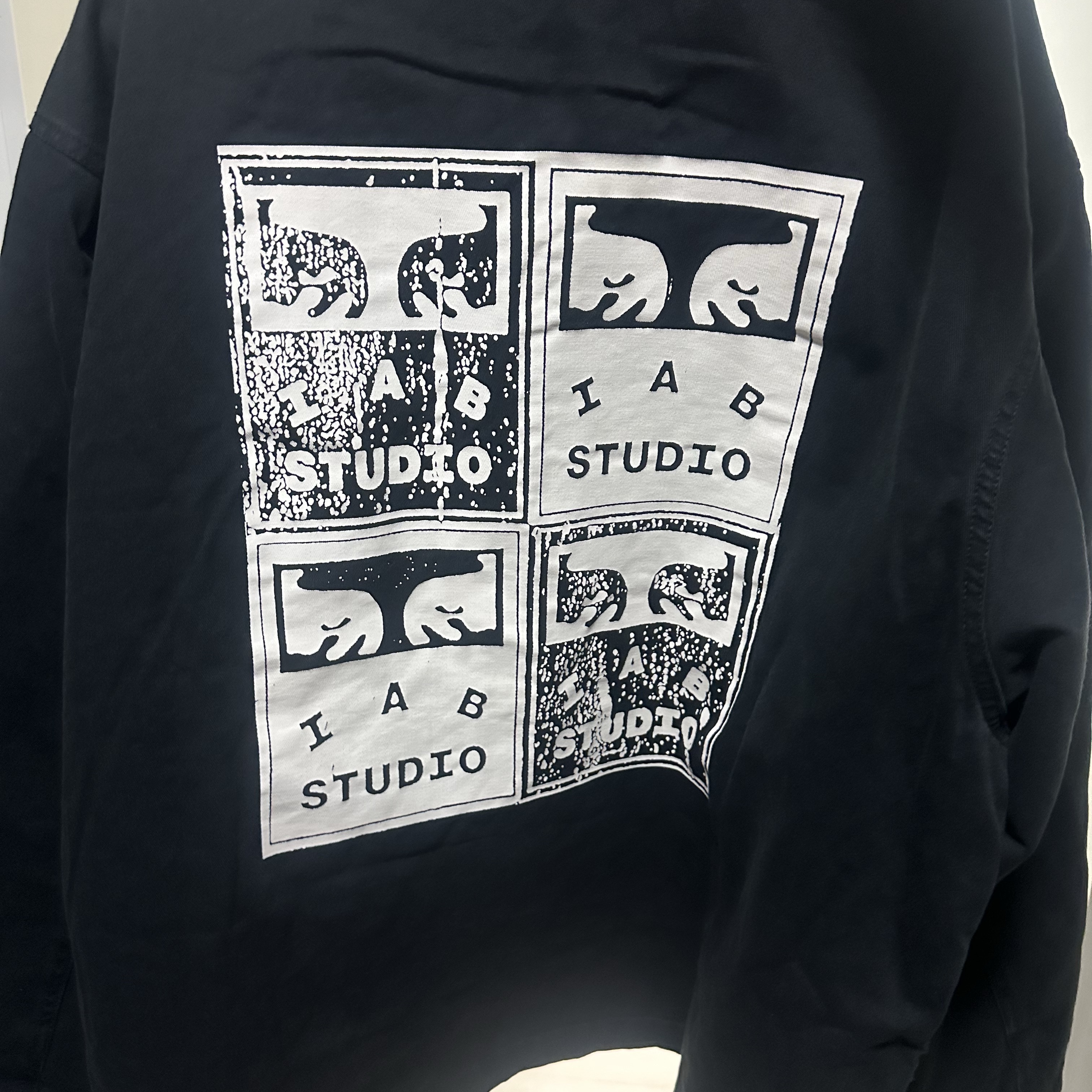 IAB Studio x Obey Poster Zip Jacket Anthracite 착용 스타일
