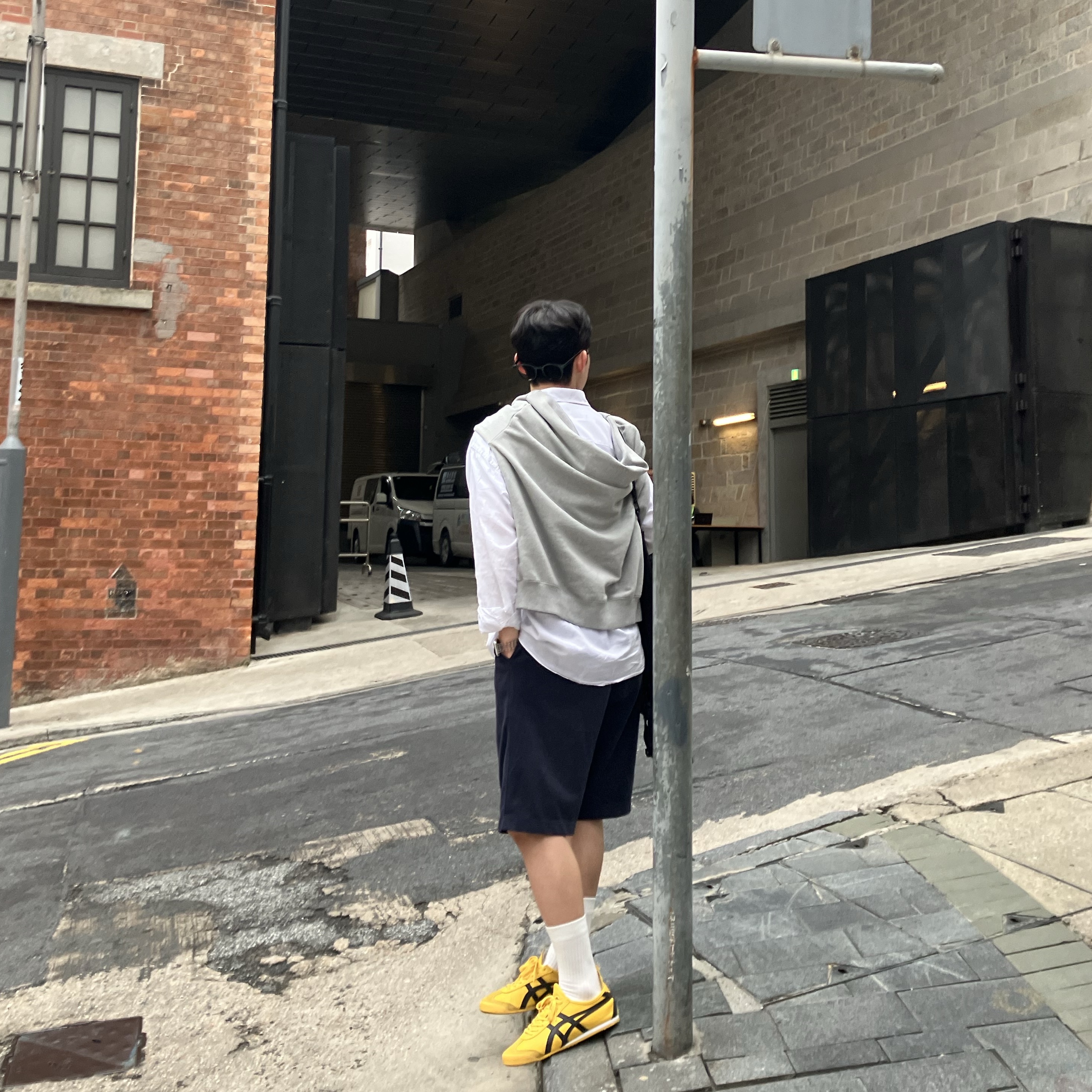 Onitsuka Tiger Mexico 66 Yellow Black 착용 스타일 - 2