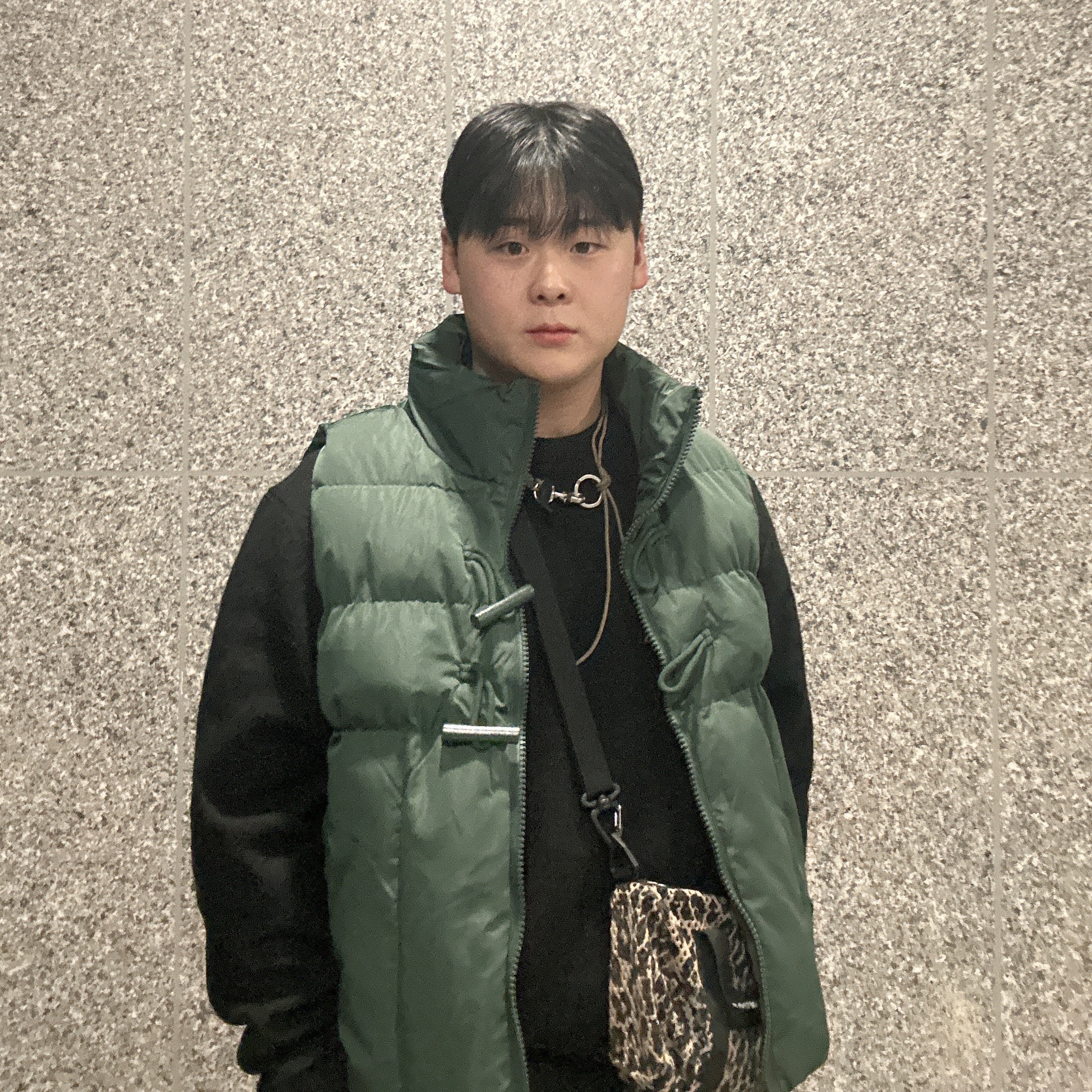 Supreme Mesh Mini Duffle Bag Leopard - 23SS, Our Legacy Ladon Leather Keychain Black 착용 스타일