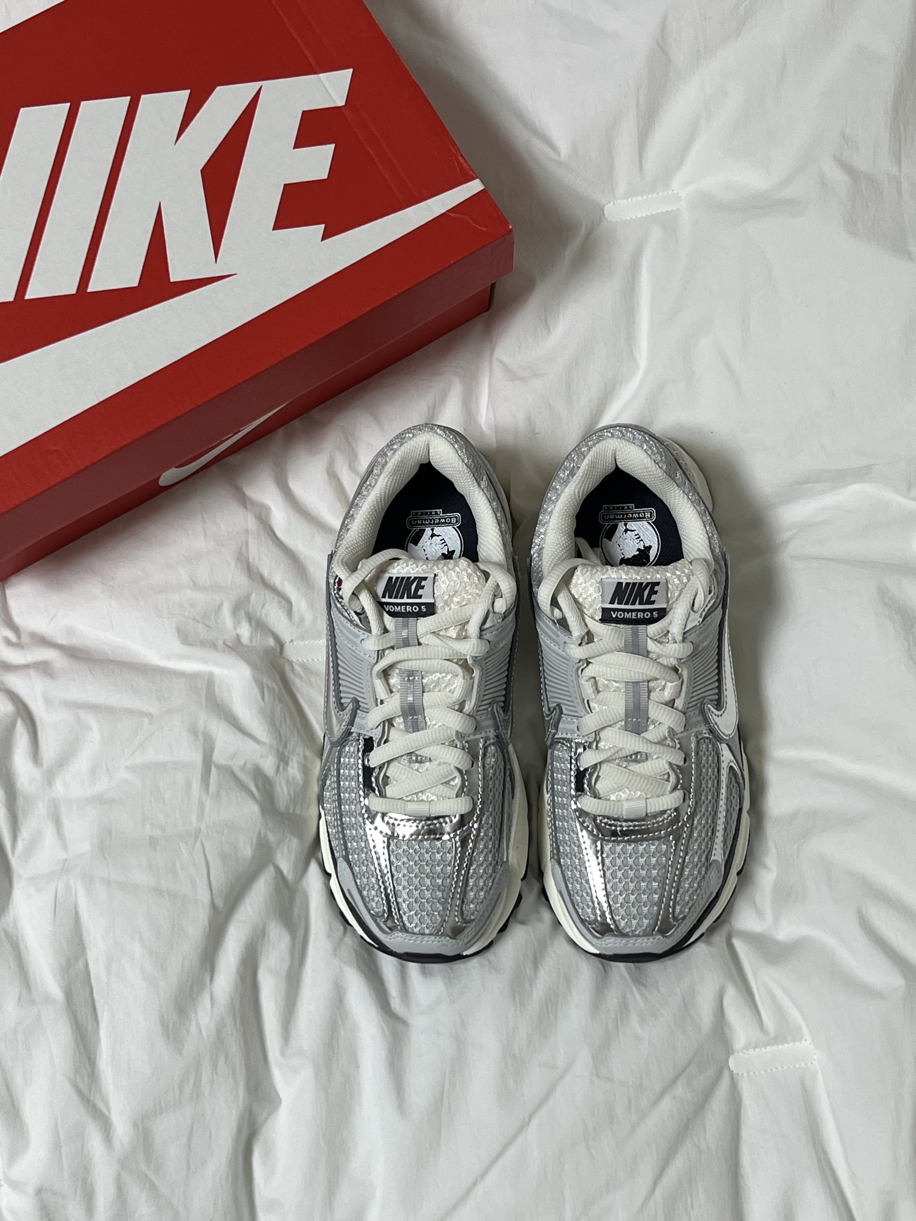 (W) Nike Zoom Vomero 5 Photon Dust and Metallic Silver 착용 스타일 - 2