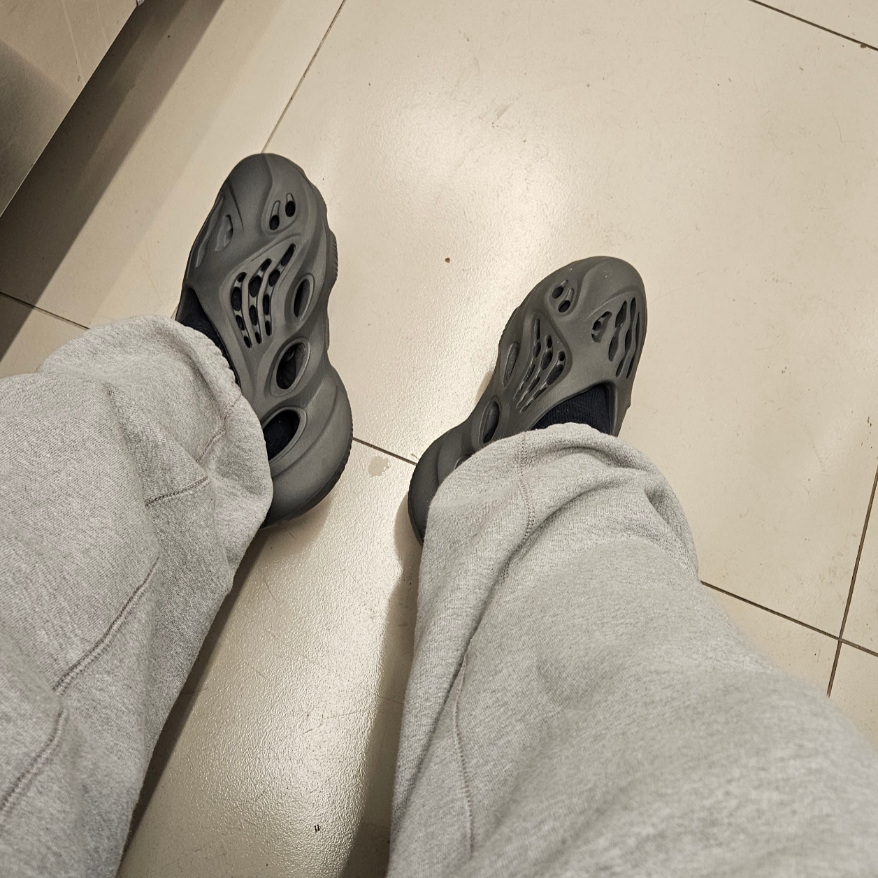 Adidas Yeezy Foam RNNR Carbon 착용 스타일