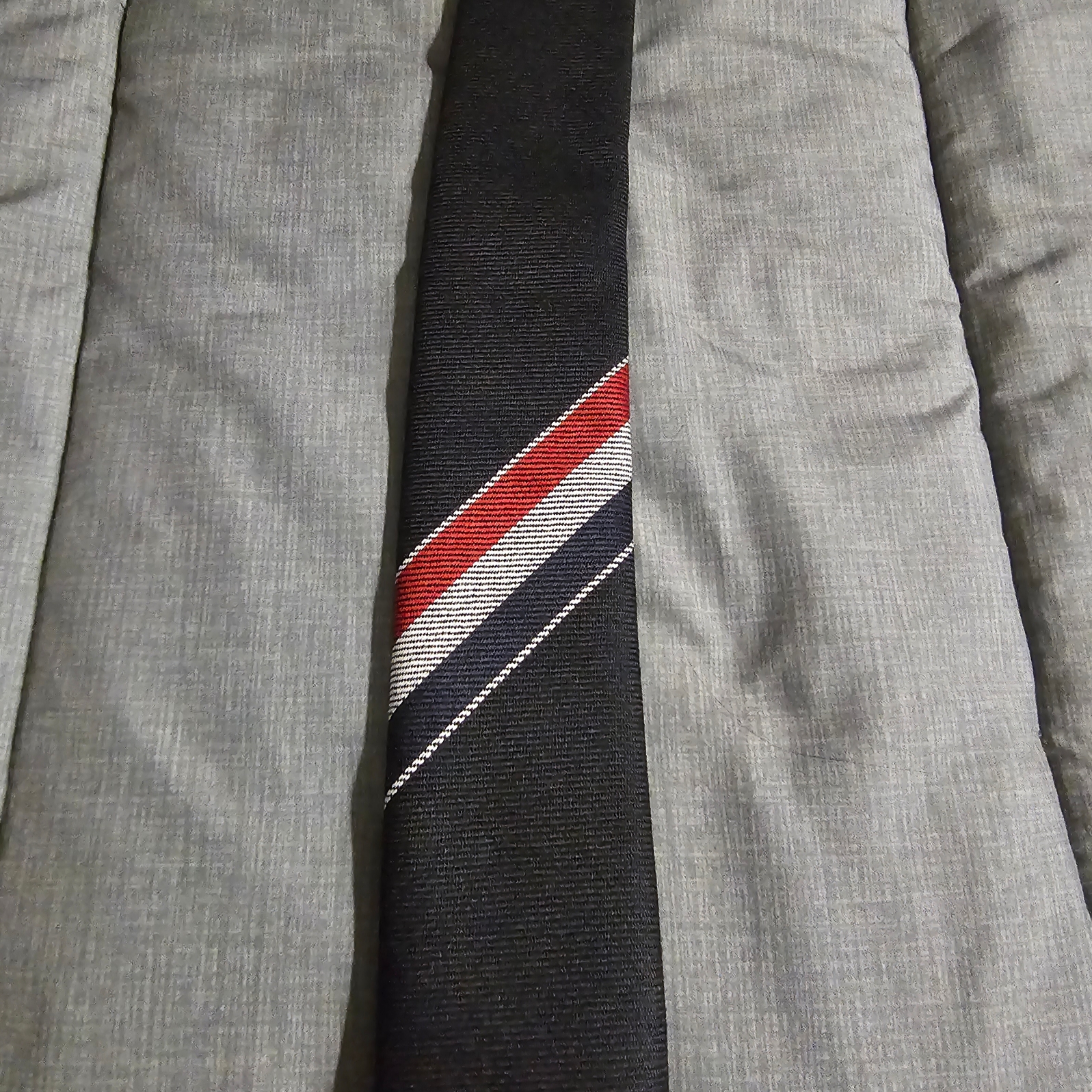 Thom Browne Engineered Stripe Necktie in Wool Navy 착용 스타일 - 3