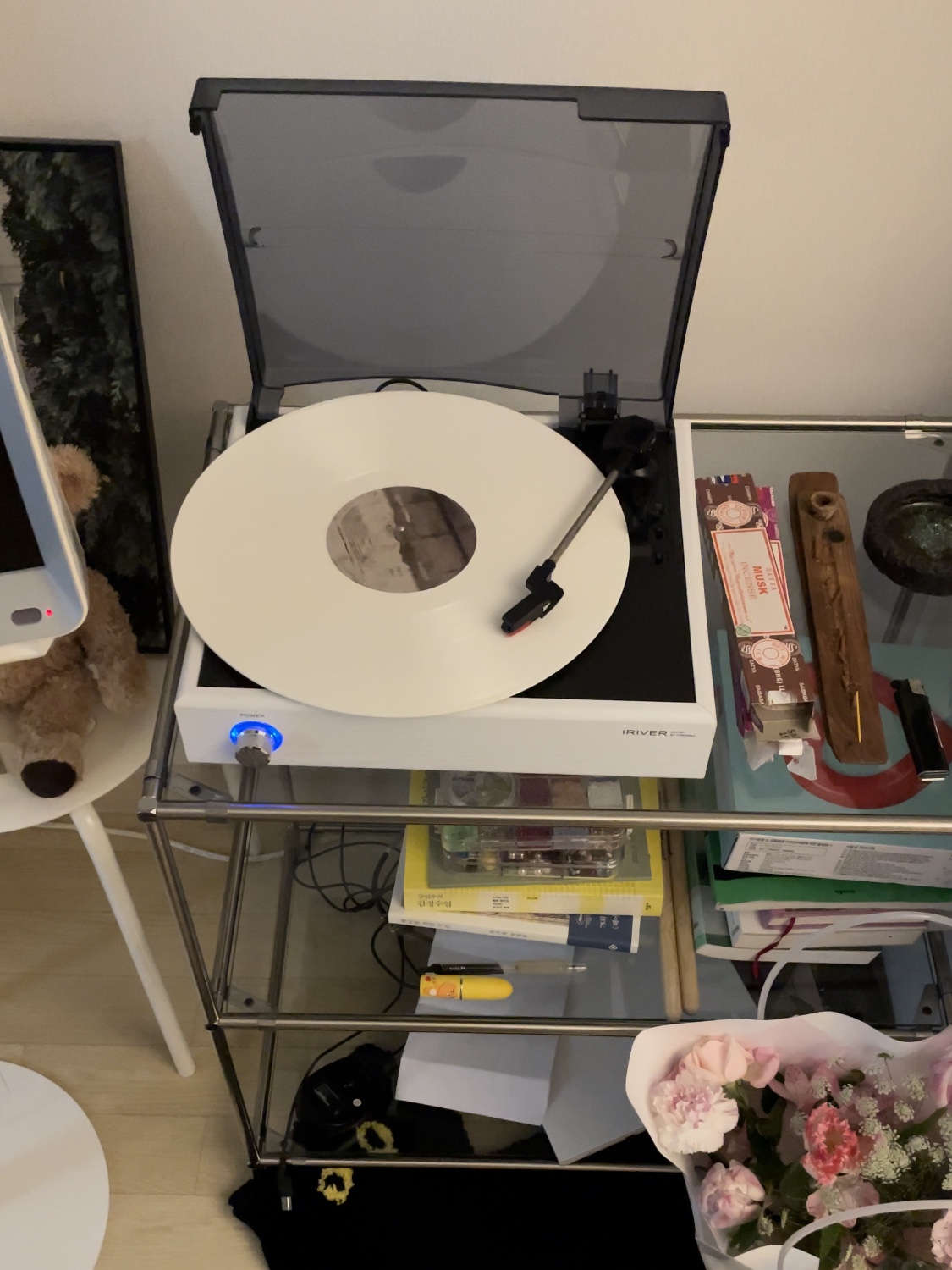 Car The Garden Apartment White (2LP) 착용 스타일