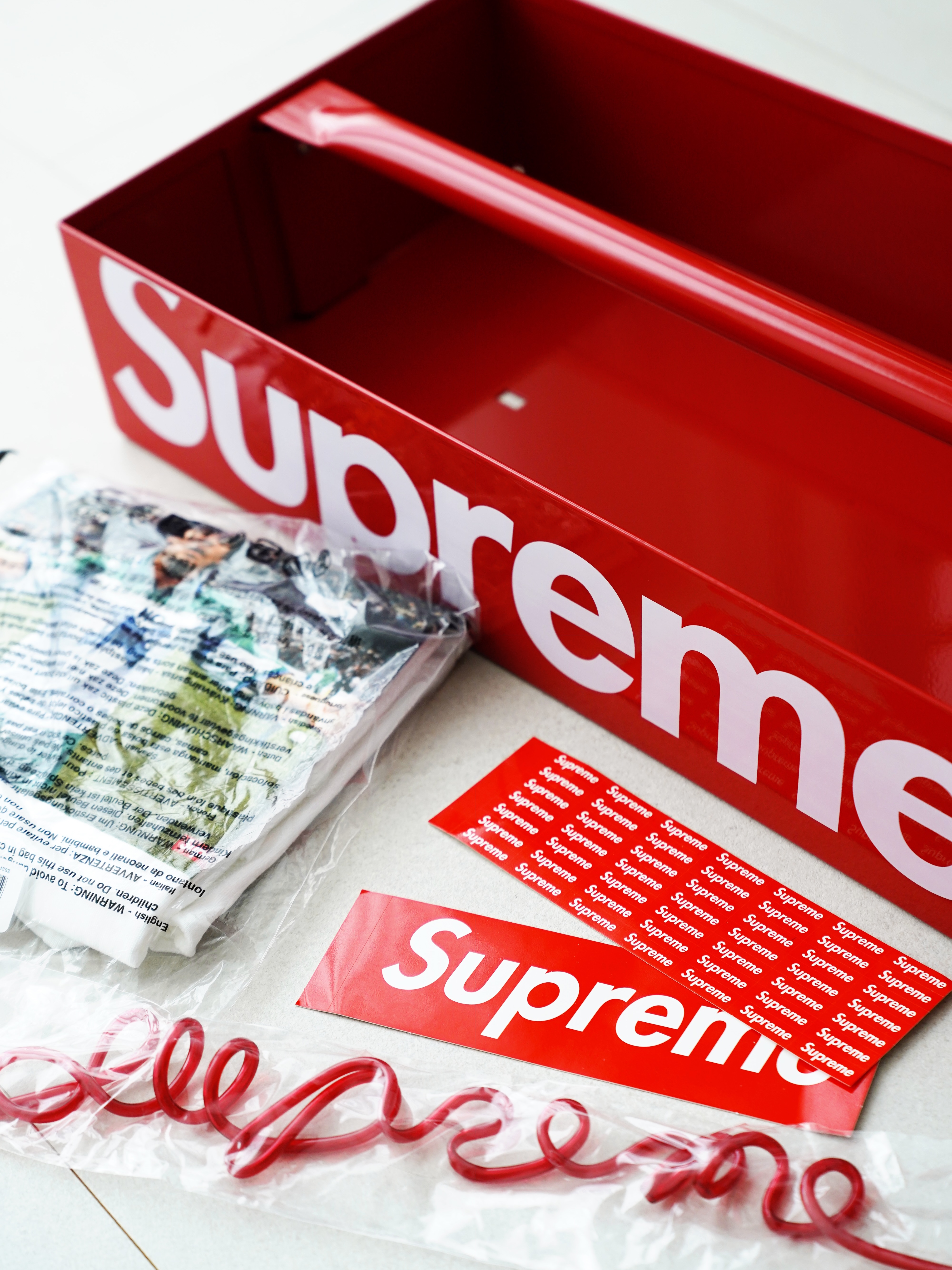 Supreme Maradona T-Shirt White - 24SS, Supreme x Mac Tools Tote Tray Red - 24SS 착용 스타일