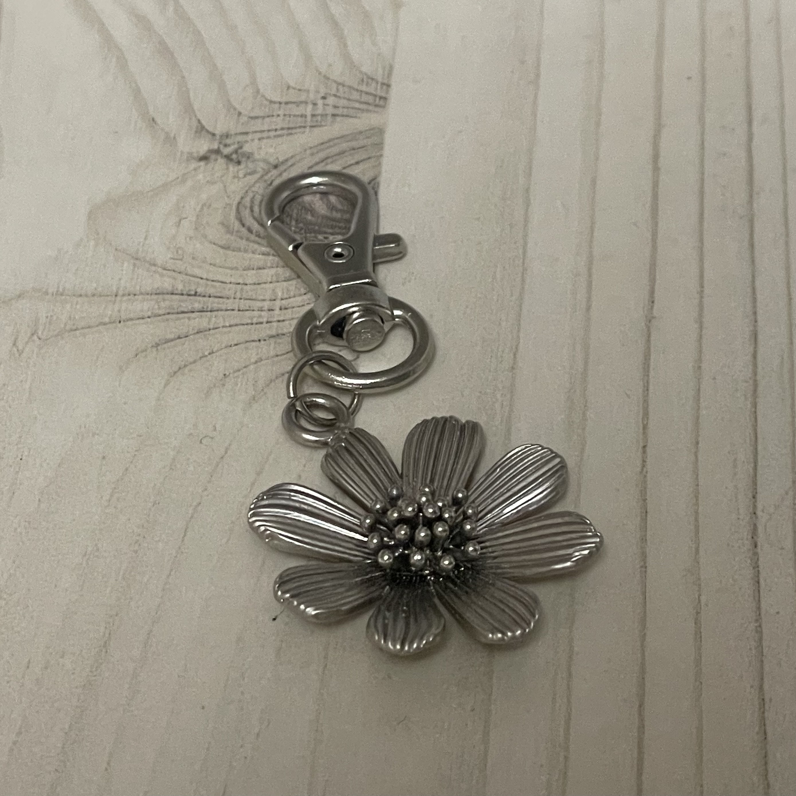 [KREAM 단독] STU Flower Metal Charm 착용 스타일