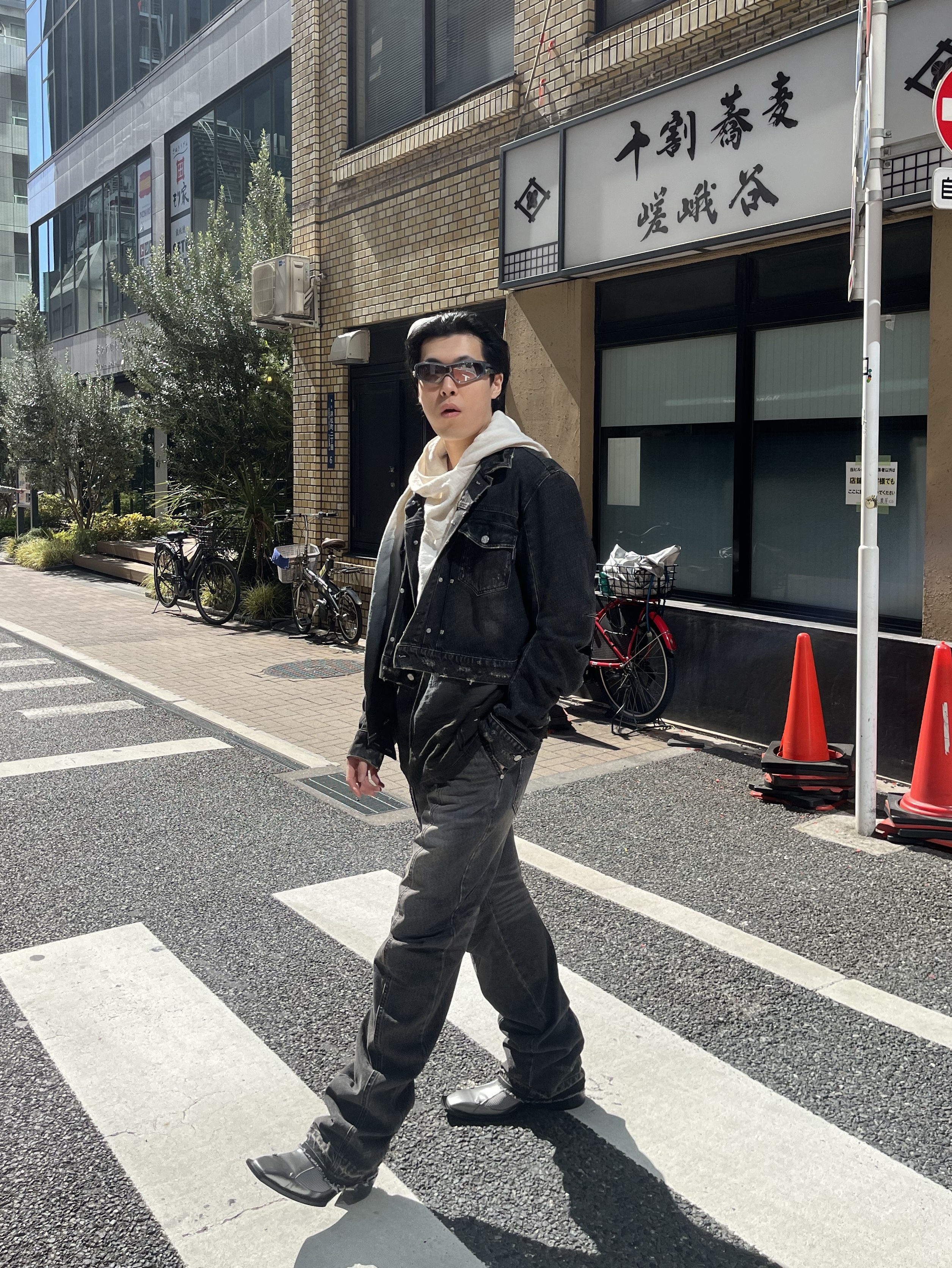 Gentle Monster Mote 01 Black, [KREAM 단독] ADSB Andersson Bell Raptor Layered Cargo Pants Indigo Green 착용 스타일 - 2