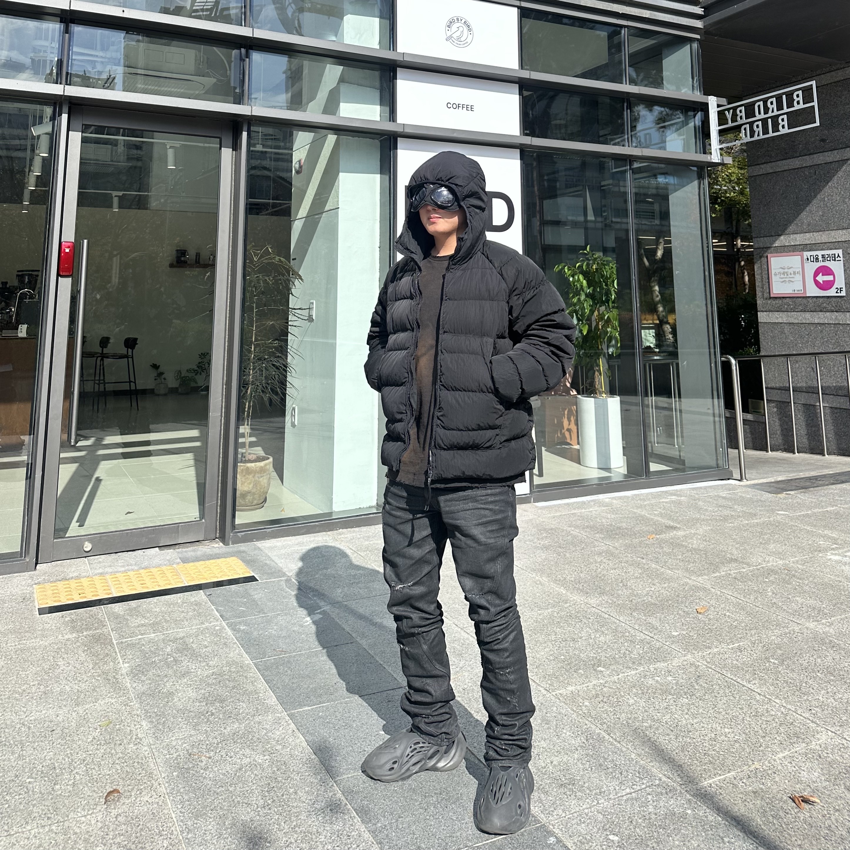 Adidas Yeezy Foam RNNR Onyx, C.P. Company Eco-Chrome R Hooded Down Goggle Jacket Black - 22FW 착용 스타일