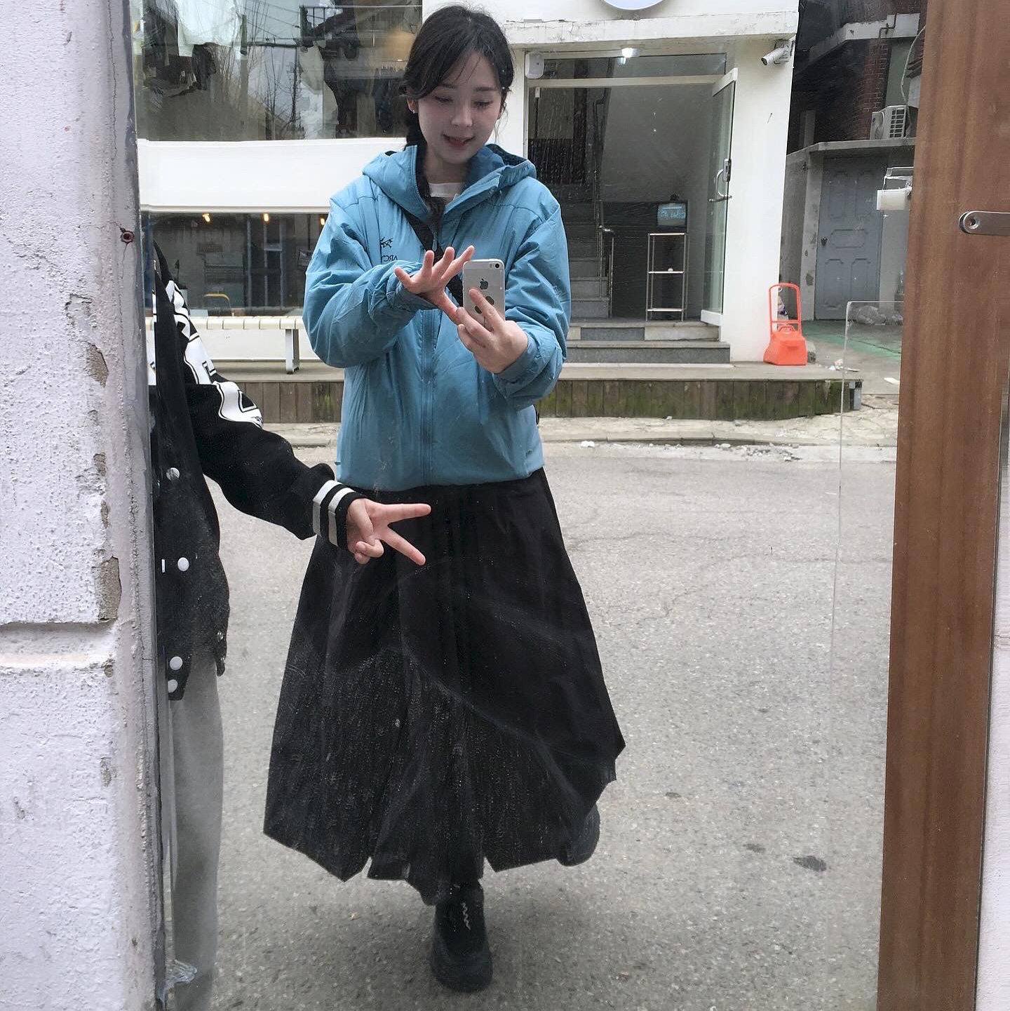 Arc'teryx Atom LT Hoody Solace, Porter Tanker Shoulder Bag S Black 착용 스타일 - 1