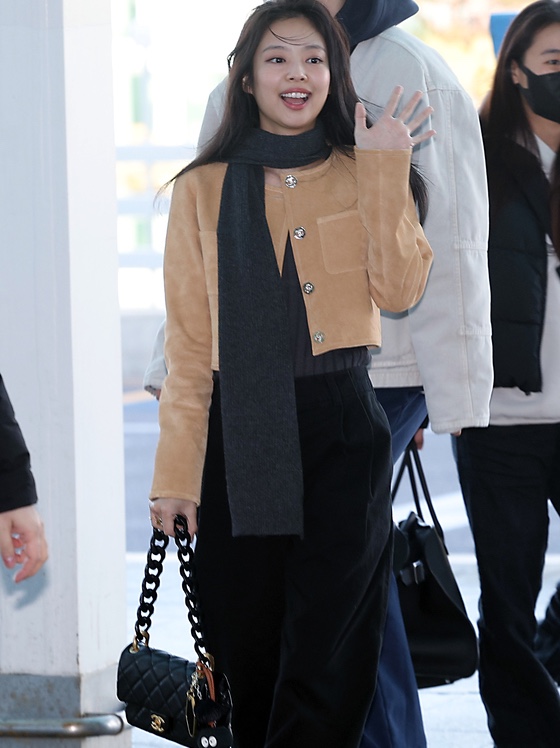 Chanel Mini Flap Bag Calfskin & Gold Black 착용 스타일