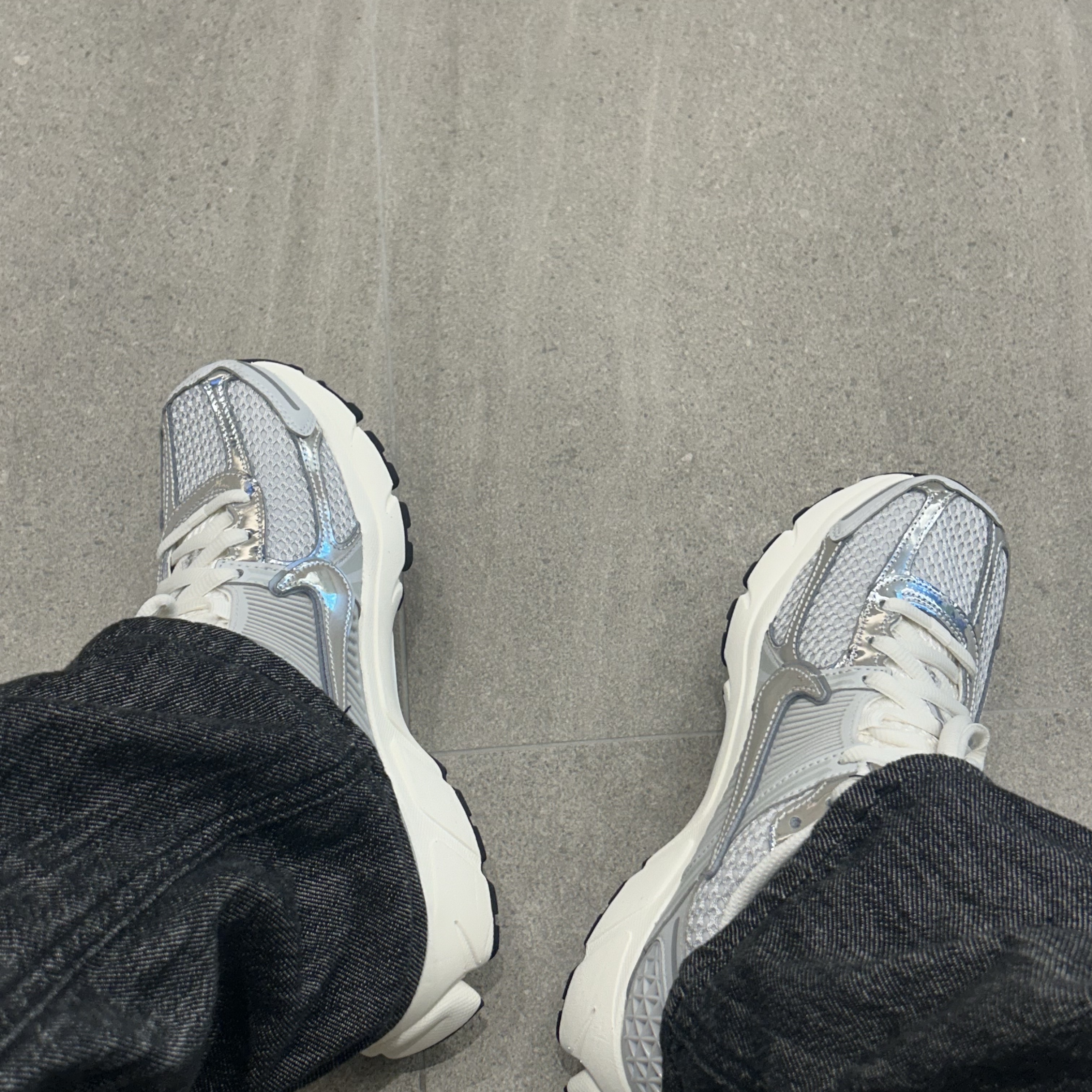 (W) Nike Zoom Vomero 5 Photon Dust and Metallic Silver 착용 스타일