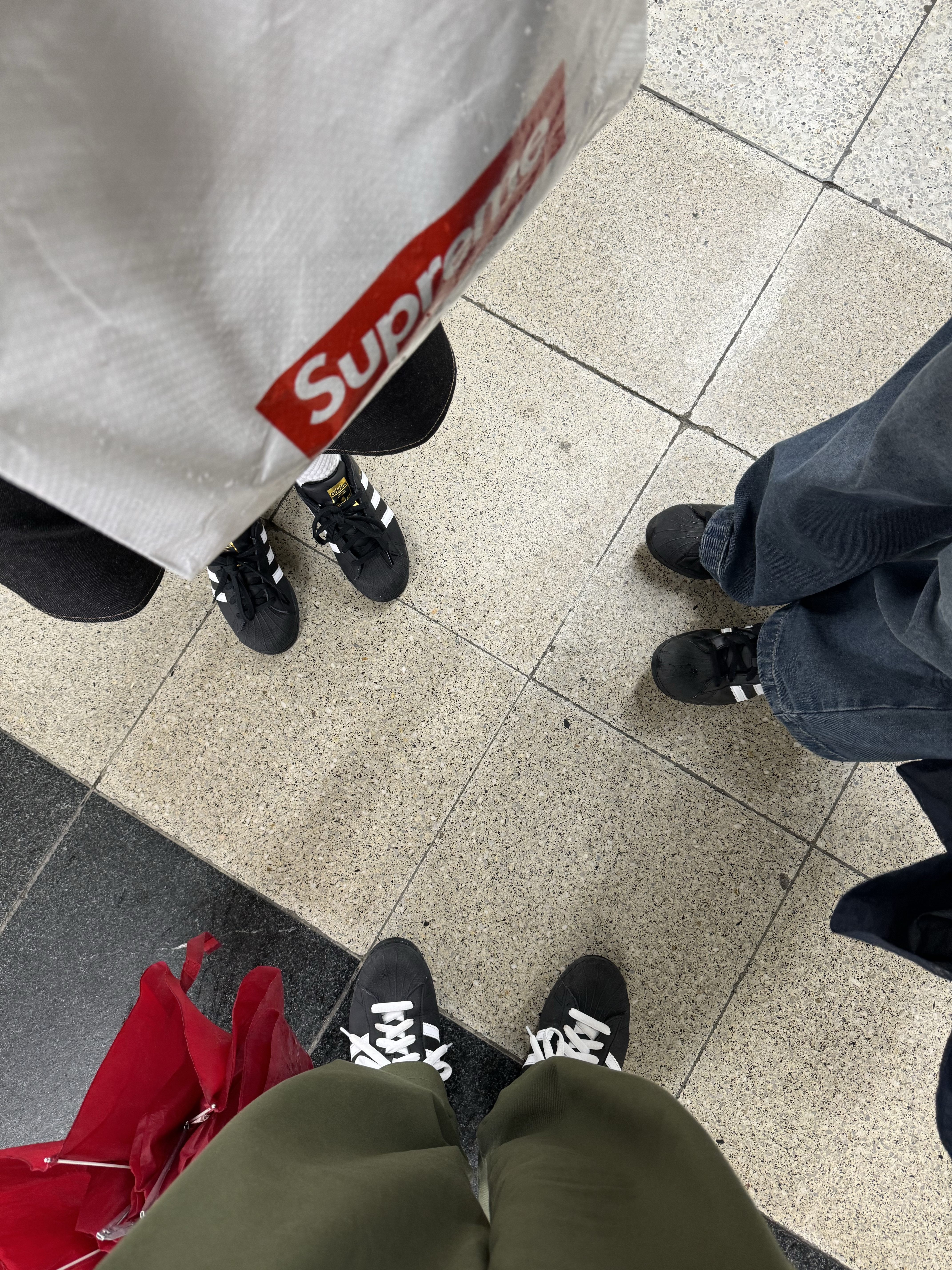 Adidas Superstar Core Black White 착용 스타일 - 1