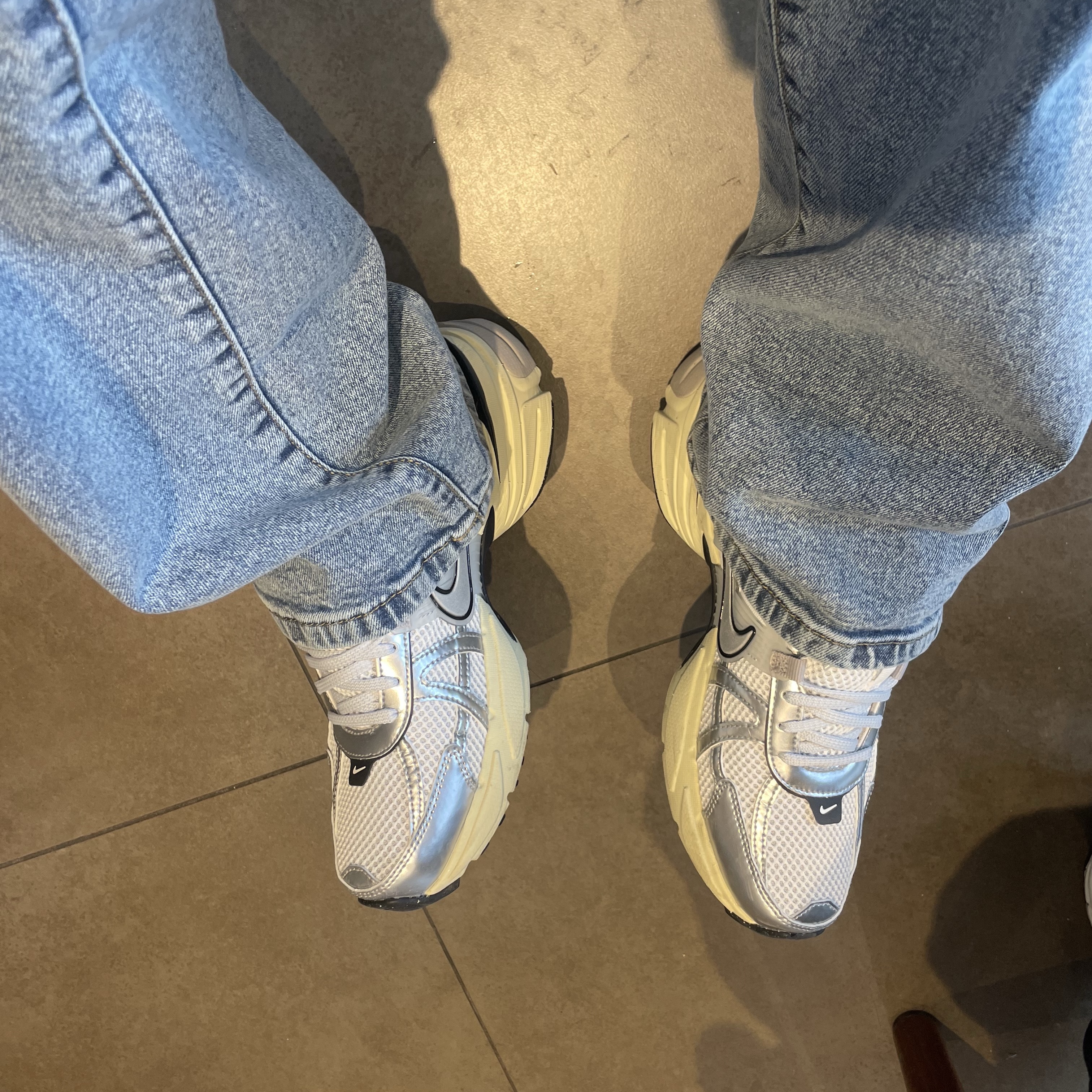 Nike V2K Run Summit White Metallic Silver 착용 스타일