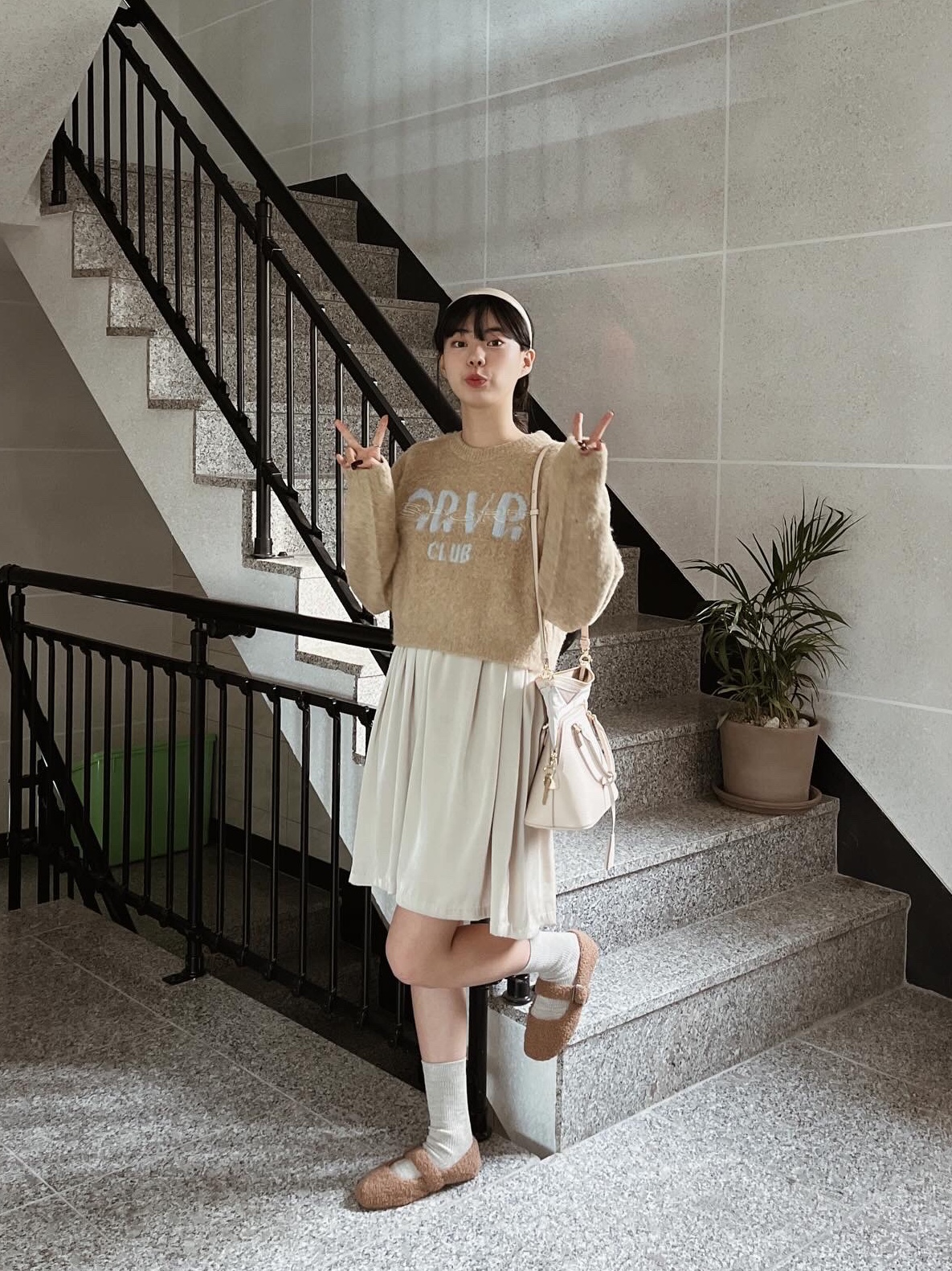 Maison Margiela 5AC Mini Drawstring Bag Beige 착용 스타일 - 1
