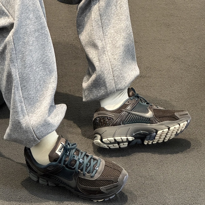 Nike Zoom Vomero 5 Velvet Brown and Medium Ash 착용 스타일