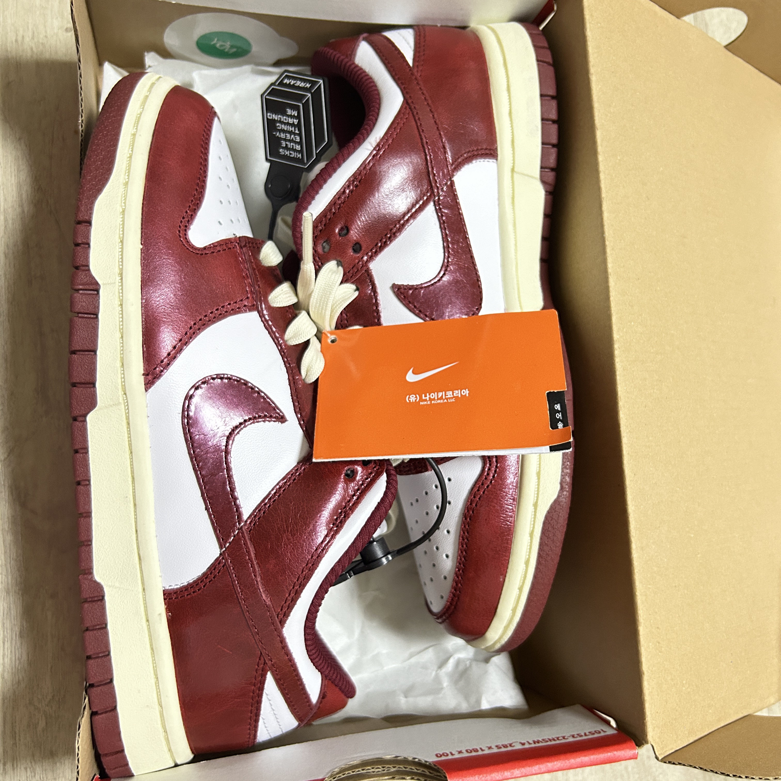 (W) Nike Dunk Low Retro PRM Team Red and White 착용 스타일 - 1