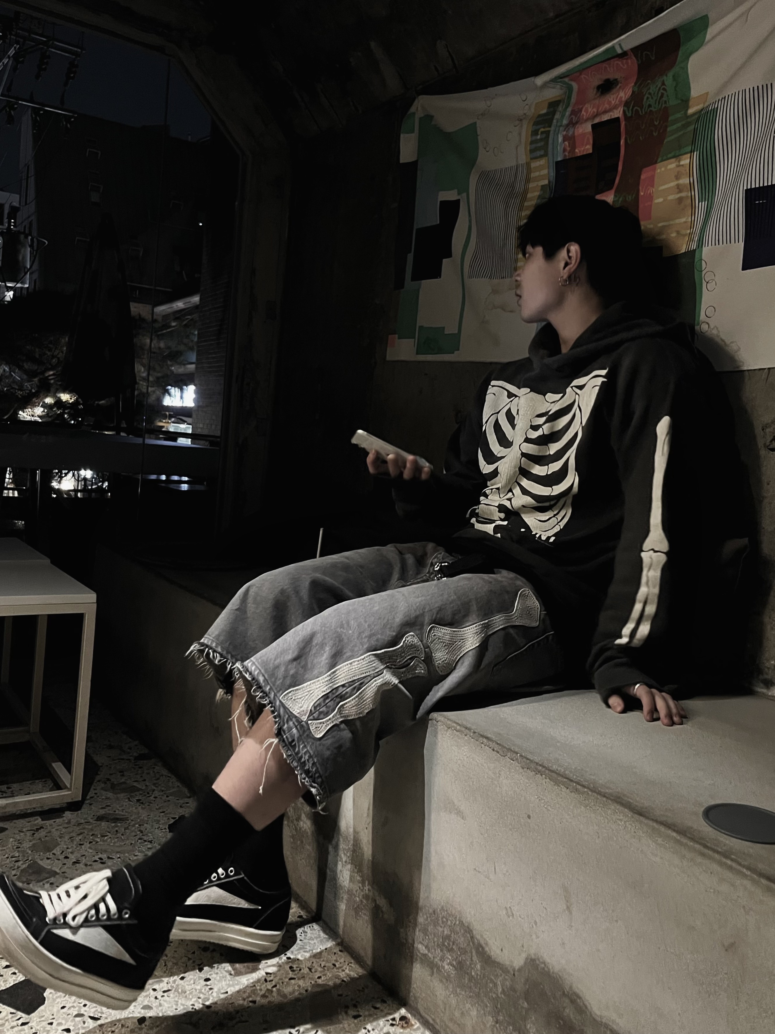 Saint Mxxxxxx x VLONE Bone Hoodie Black - 22FW, Kapital 14 oz. Denim 5P Bone Embroidery Short Pants Black 착용 스타일 - 1