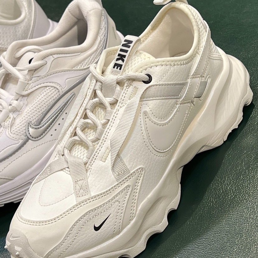 (W) Nike TC 7900 Summit White 착용 스타일