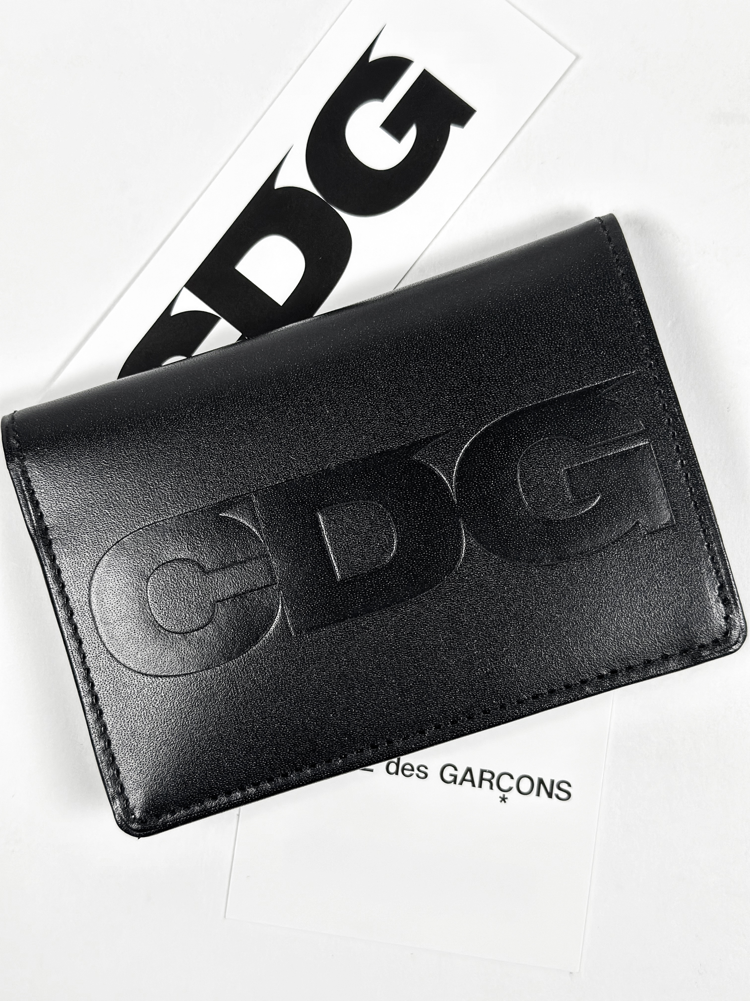 CDG Embossed Logo Wallet Black 착용 스타일