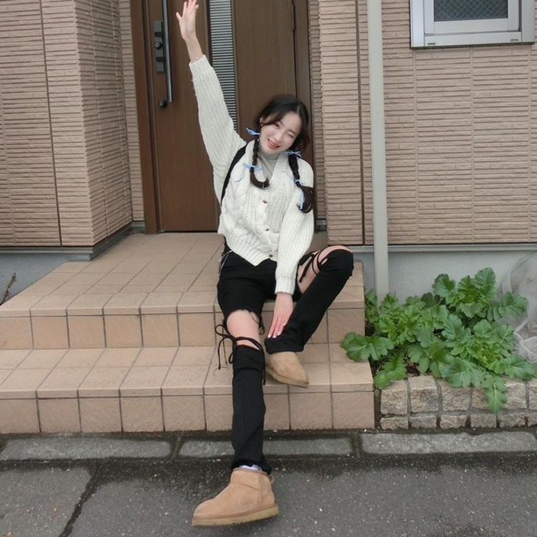 (W) UGG Classic Ultra Mini Boots Chestnut 착용 스타일 - 2