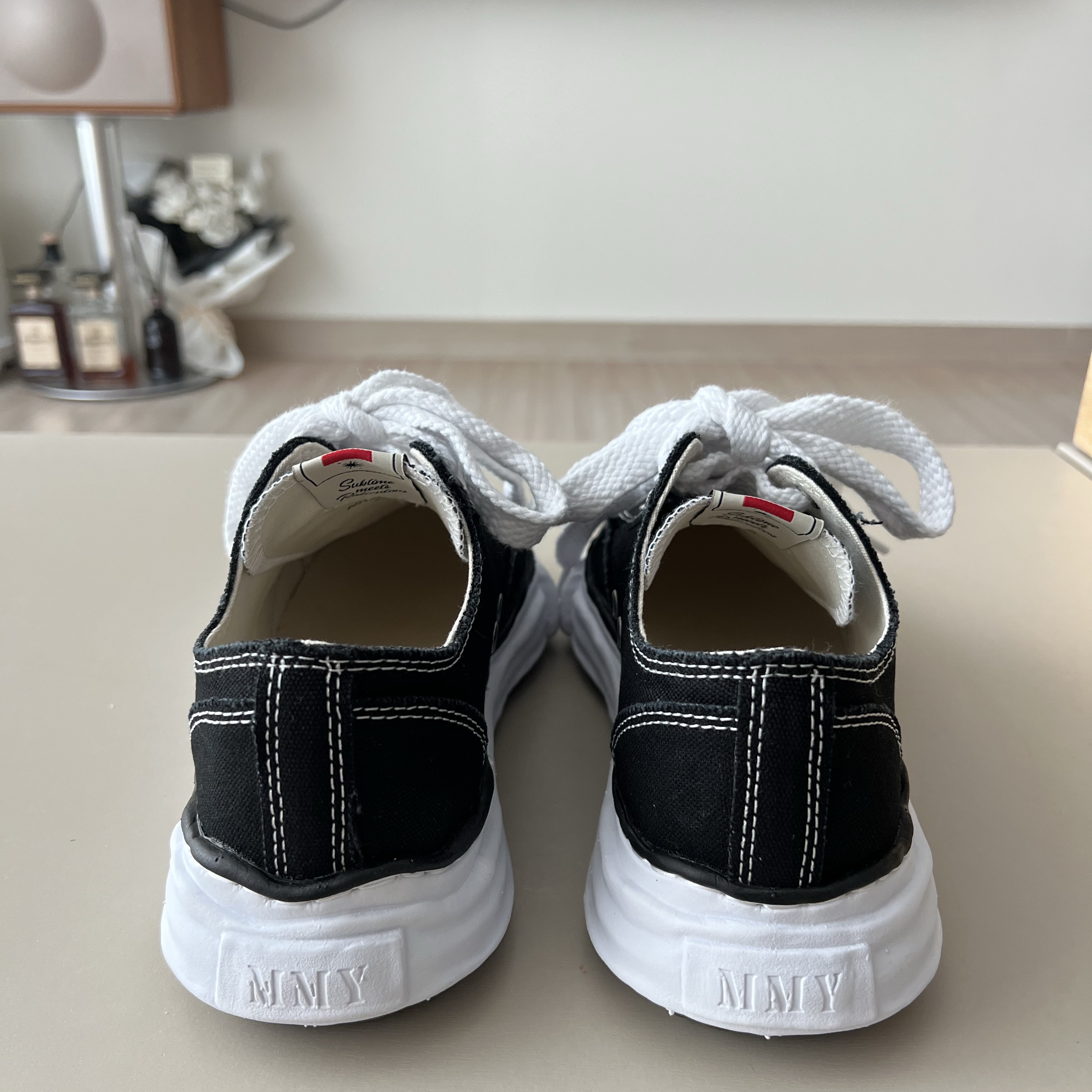 Maison Mihara Yasuhiro Peterson OG Sole Canvas Low Sneakers Black 착용 스타일 - 4