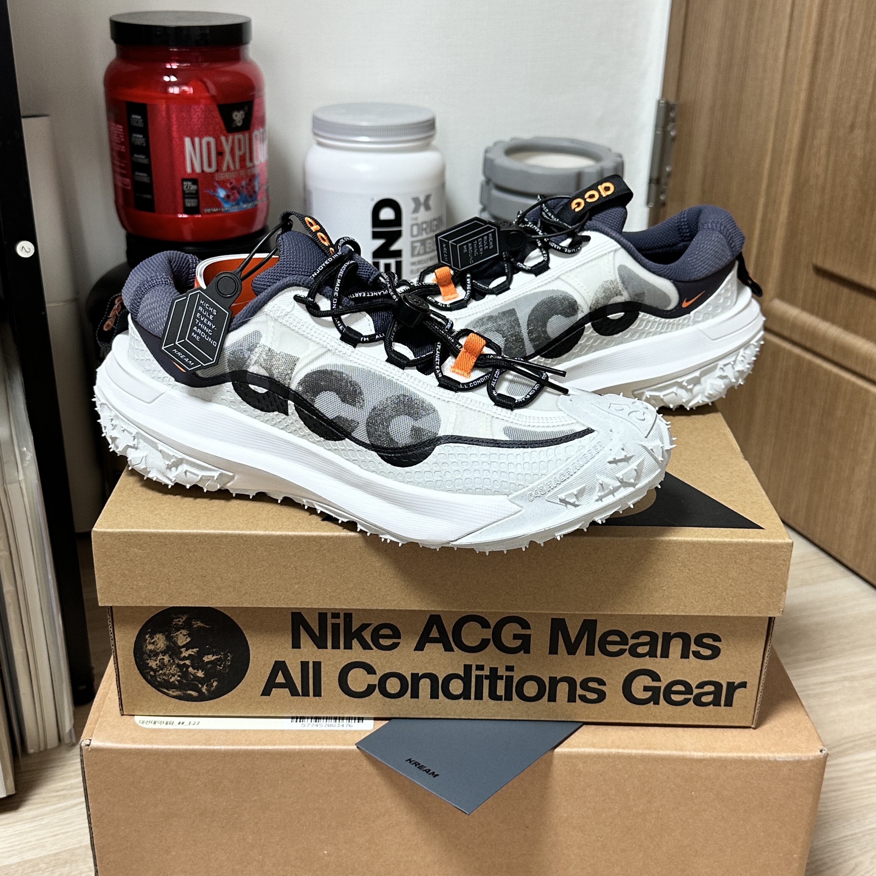 Nike ACG Mountain Fly 2 Low Summit White and Bright Mandarin 착용 스타일 - 2
