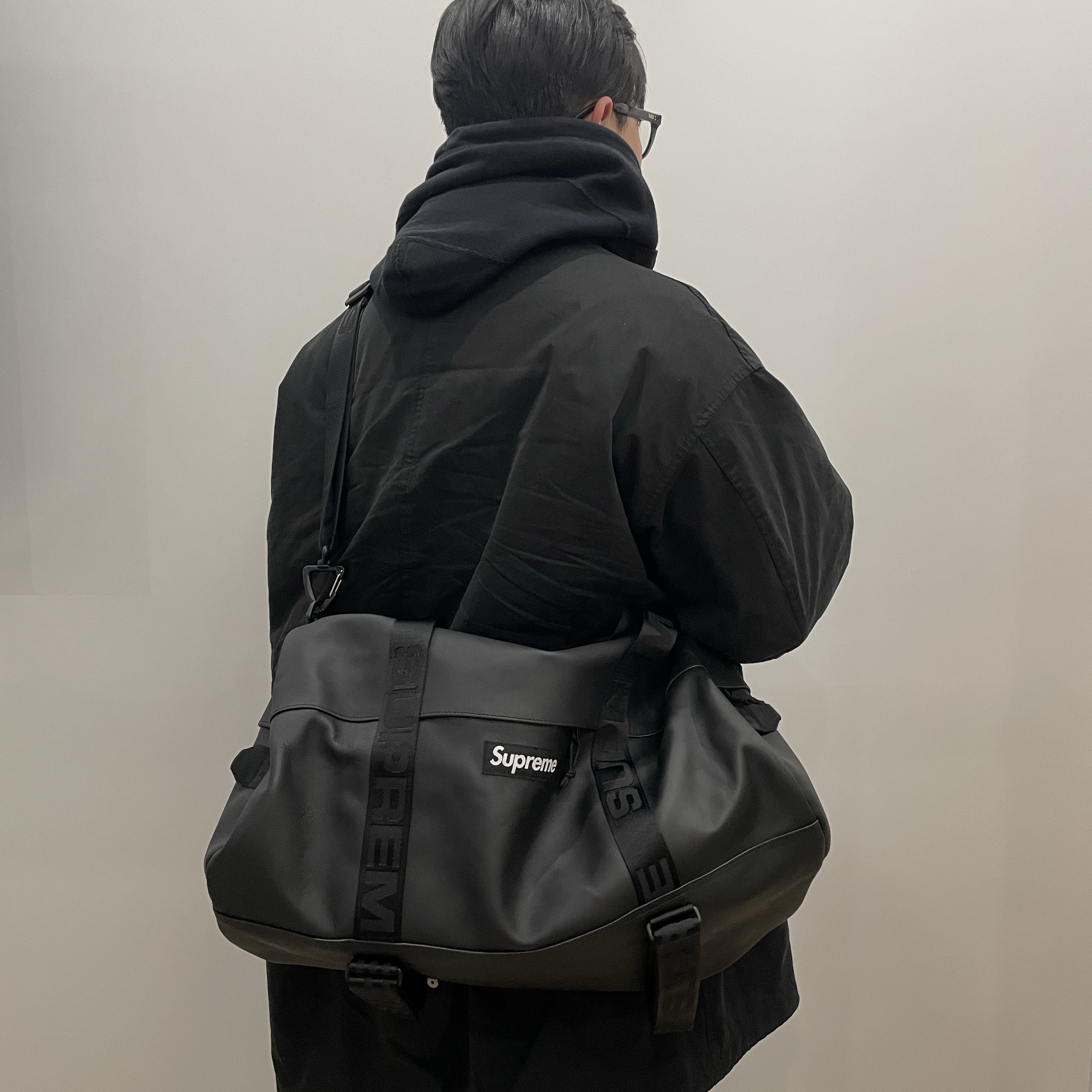 Supreme Leather Duffle Bag Black 착용 스타일