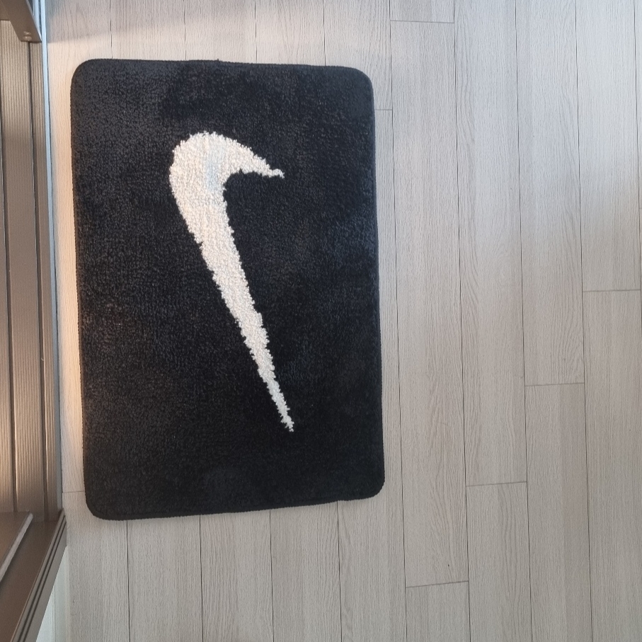 Nike Swoosh Rug Black White 착용 스타일