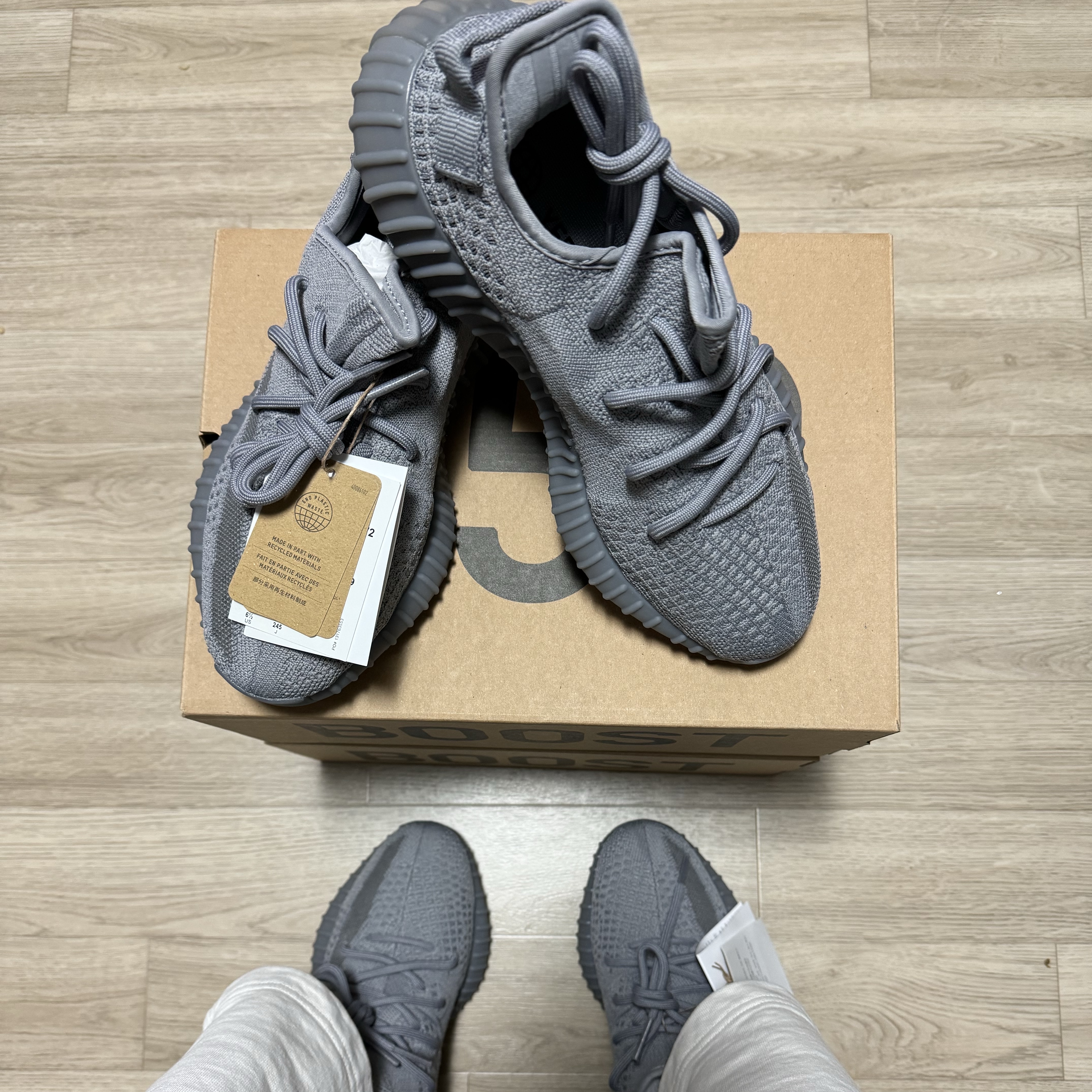 Adidas Yeezy Boost 350 V2 Steel Grey 착용 스타일