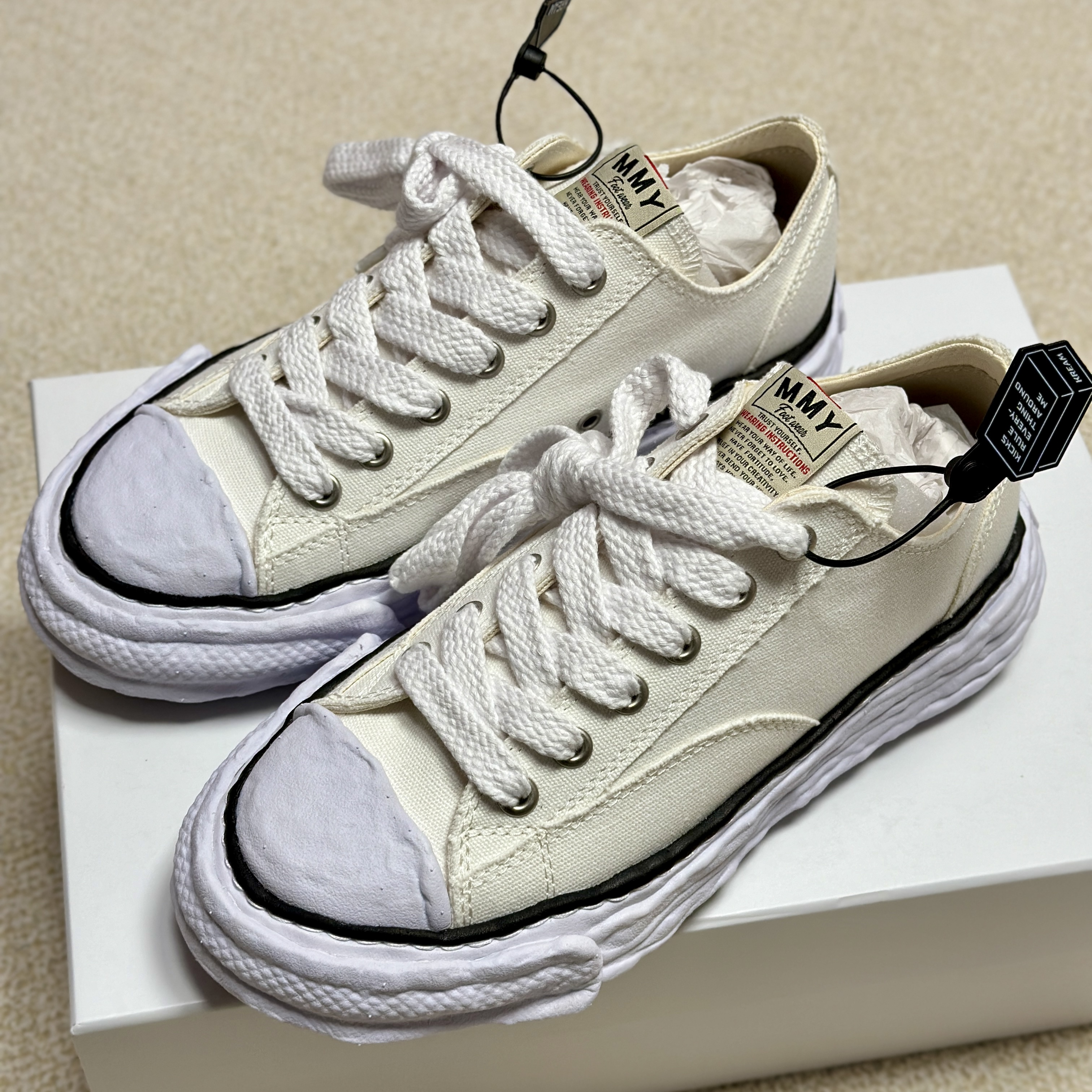 Maison Mihara Yasuhiro Peterson23 OG Sole Canvas Low-top Sneakers White 착용 스타일