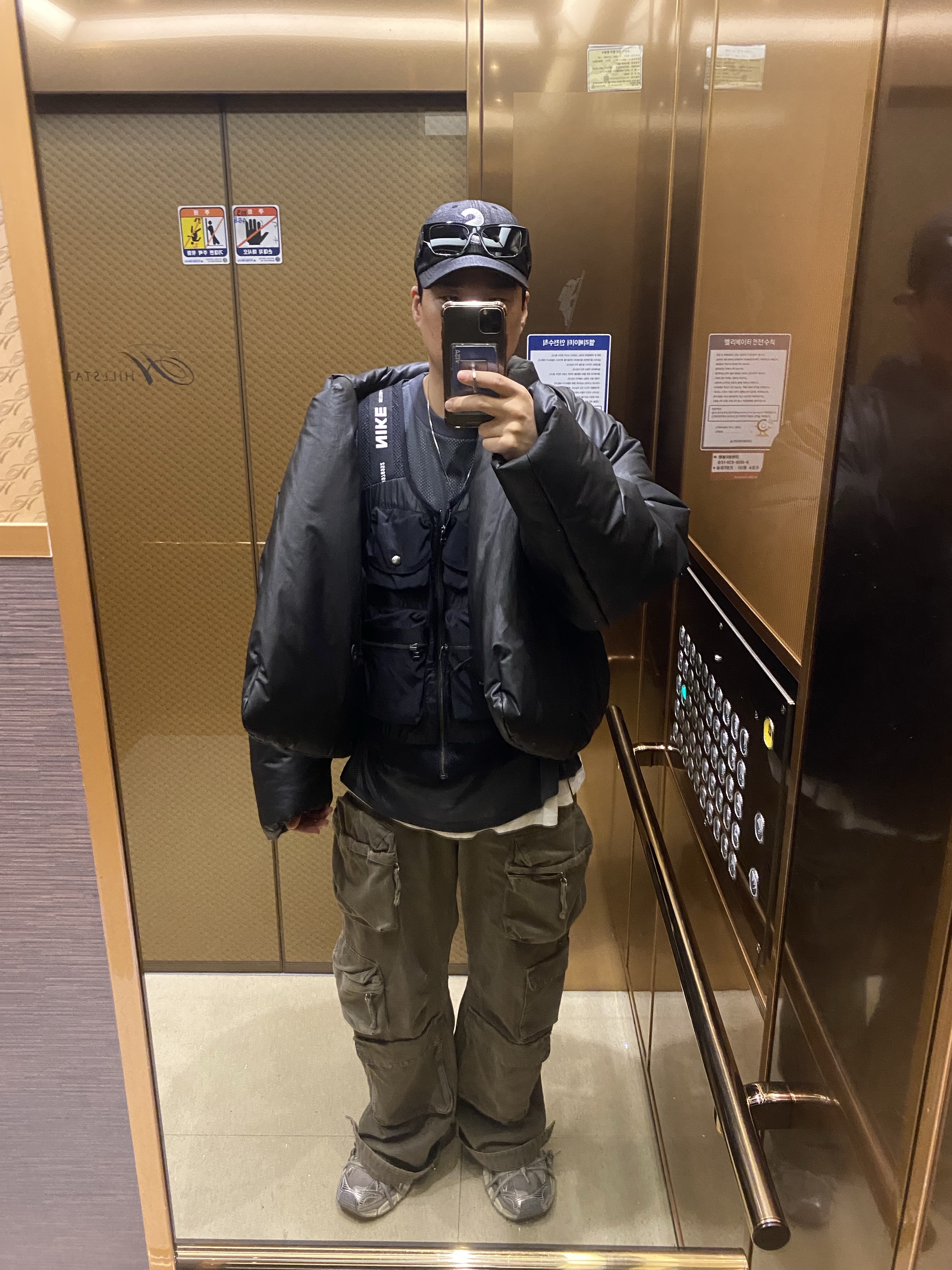 Yeezy Gap Round Jacket Black, Supreme Raffia S Logo 6-Panel Black - 22SS 착용 스타일