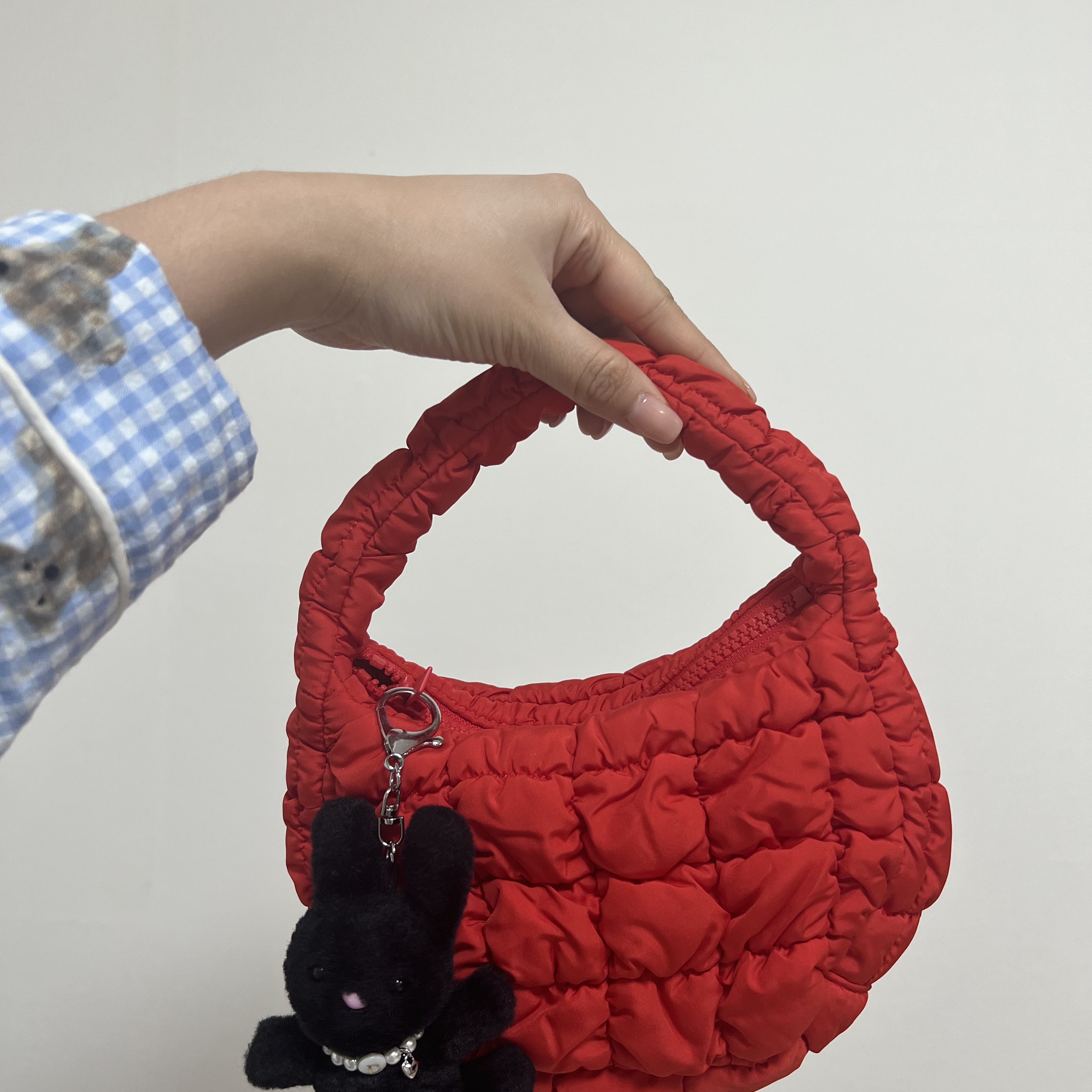 COS Quilted Micro Bag Red 착용 스타일 - 1