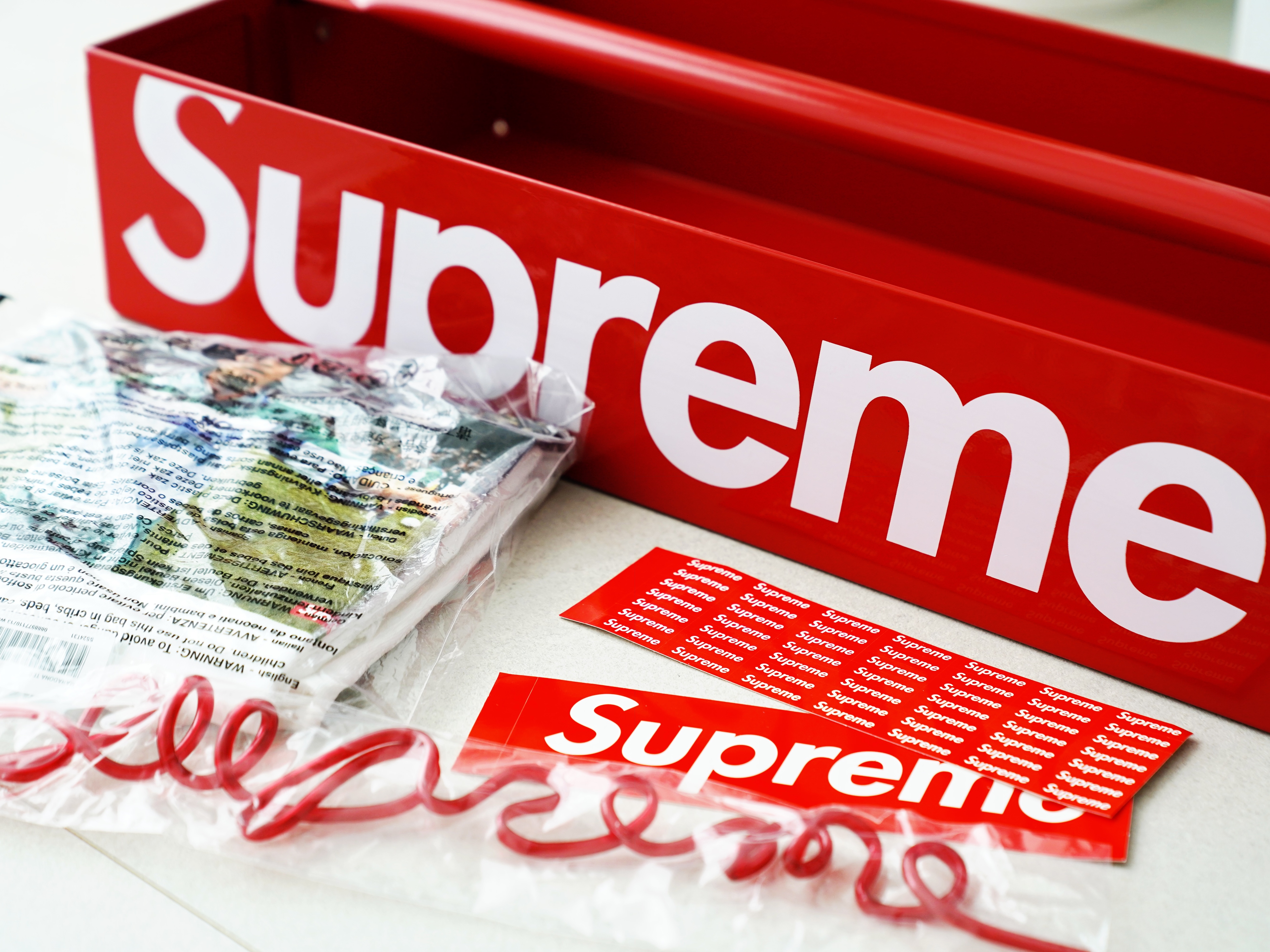 Supreme x Mac Tools Tote Tray Red - 24SS, Supreme Maradona T-Shirt White - 24SS 착용 스타일 - 1