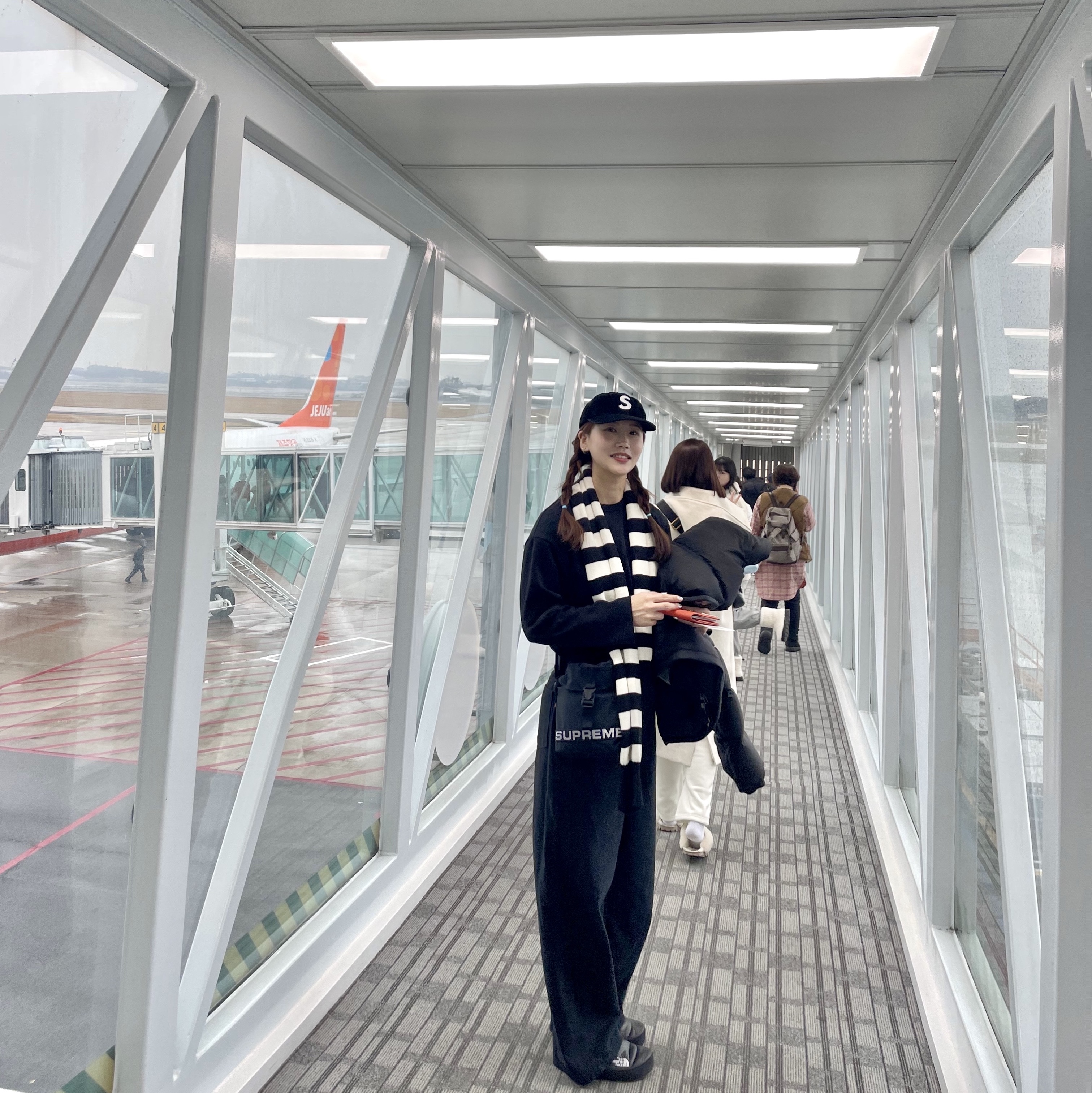 Supreme Field Side Bag Black - 23SS, The North Face Nuptse Mule Black 착용 스타일 - 1