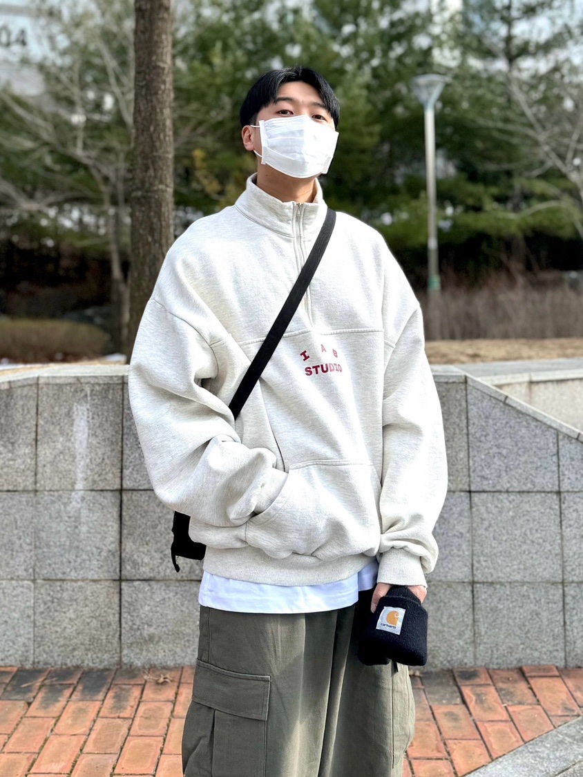 IAB Studio Half Zip-Up Oatmeal Burgundy, Carhartt Knit Cuffed Beanie Black 착용 스타일 - 3